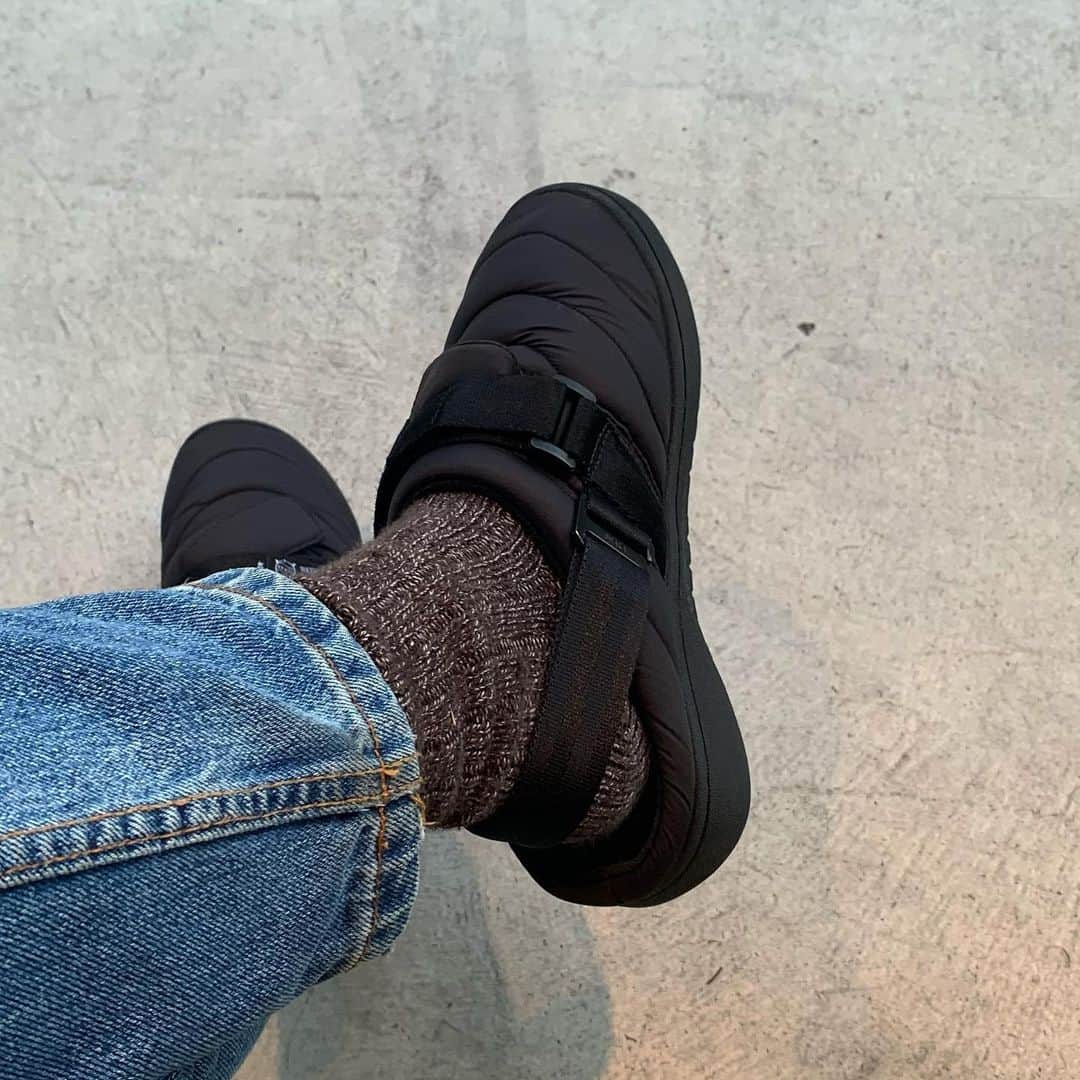 山本 絵里加のインスタグラム：「楽ちんでかわいいーの @shaka_footwear  冬用のサンダルというものを、この冬はじめて履いてみたのだけども手放せないな🥵❤️ 他の柄とか色もかわいくって狙っている😼」