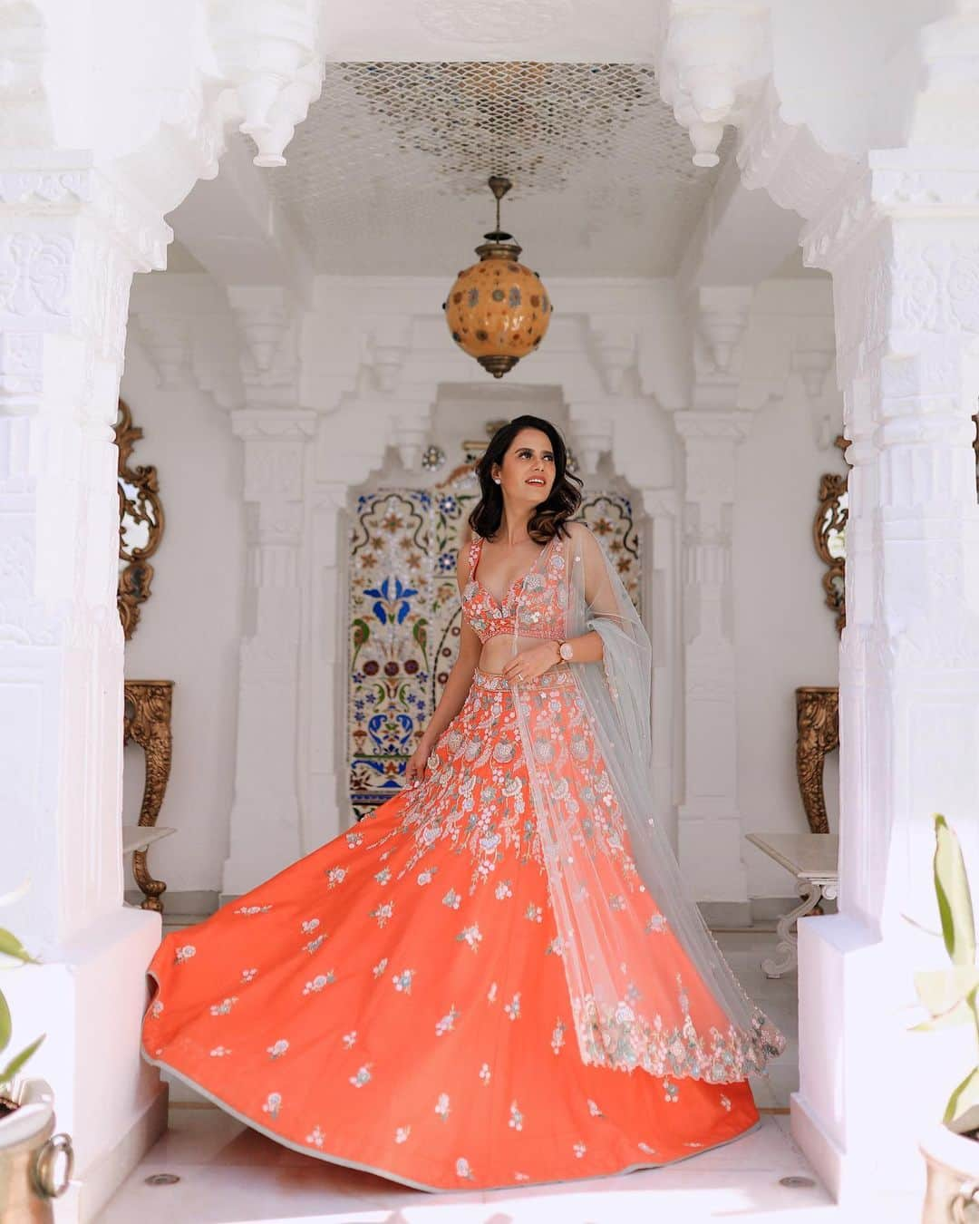 Aakriti Ranaさんのインスタグラム写真 - (Aakriti RanaInstagram)「I absolutely love wearing lehengas. Don’t you? Got no chance to wear one at any wedding last year but hoping for the best this year 🤍 All dolled up in this gorgeous lehenga from @kalkifashion ✨  📸 @parichoudhary06  Location: @jagatcollection   #aakritirana #udaipur #rajasthan #lehenga #ethnic #indianwear #ethnicwear #outfit #outfitinspiration」1月4日 15時35分 - aakritiranaofficial