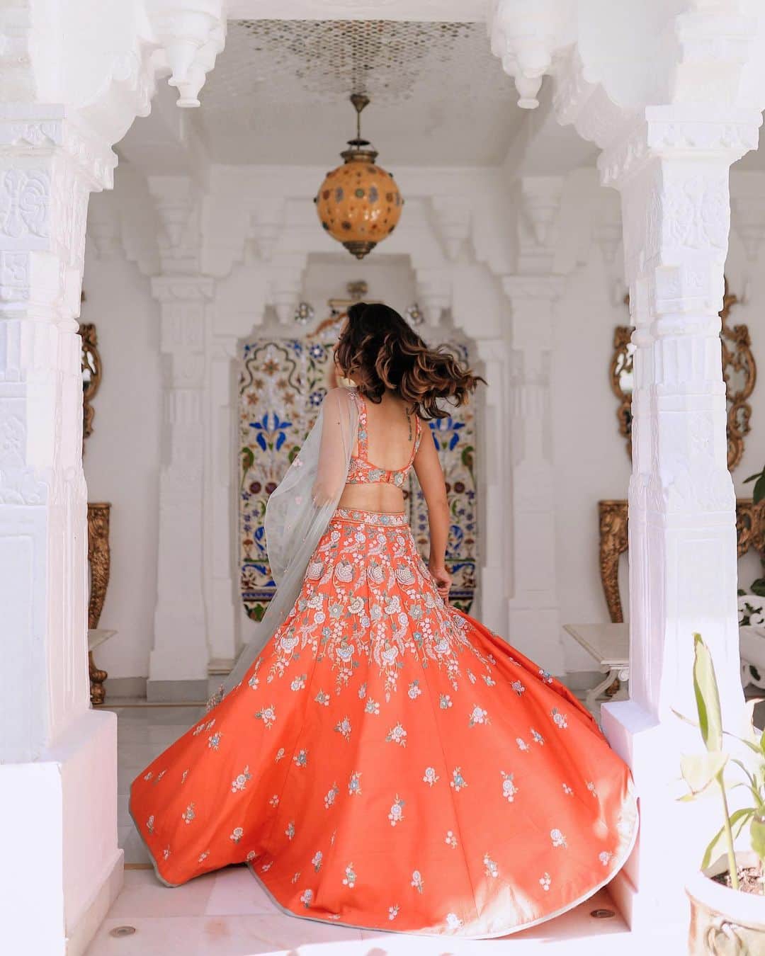 Aakriti Ranaさんのインスタグラム写真 - (Aakriti RanaInstagram)「I absolutely love wearing lehengas. Don’t you? Got no chance to wear one at any wedding last year but hoping for the best this year 🤍 All dolled up in this gorgeous lehenga from @kalkifashion ✨  📸 @parichoudhary06  Location: @jagatcollection   #aakritirana #udaipur #rajasthan #lehenga #ethnic #indianwear #ethnicwear #outfit #outfitinspiration」1月4日 15時35分 - aakritiranaofficial