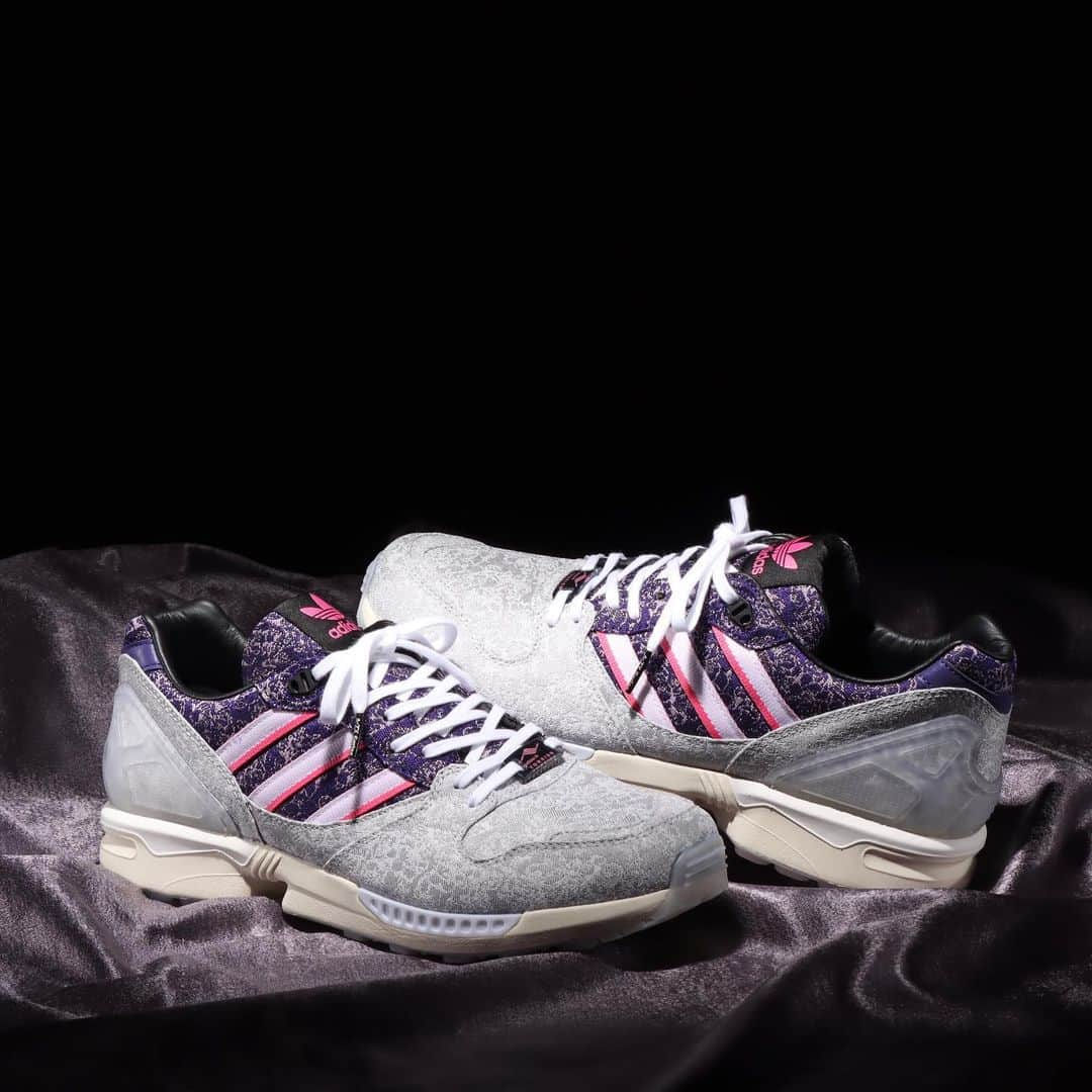 アトモスさんのインスタグラム写真 - (アトモスInstagram)「. 1/8(FRI)よりadidas ZX 8000 VIEUX LYONが登場。 A-ZXシリーズはアルファベットの各文字に1つずつ、26のユニークなZXが登場するコレクション。A-ZXシリーズの「V」を担う本作はアディダスのアイコン的ランニングシューズ ZX8000をベースにフランスの町ヴューリヨンに敬意を表して作られました。 アッパーには、ヴューリヨンが発祥とされる豪華なジャカード生地が使われ、グレーとパープルのパターン生地が美しいコントラストと独特の風合い生み出しています。 . The A-ZX series is a collection of 26 unique ZXs, one for each letter of the alphabet. This work, which is responsible for the "V" of the A-ZX series, was created in honor of the French town of Vieux Lyon, based on the adidas iconic running shoe ZX8000. The upper is made from luxurious jacquard fabric, which originated in Vieux Lyon, and the gray and purple pattern fabric creates a beautiful contrast and unique texture. . #adidas #zx8000 #vieuxlyon #atmos #アディダス #アトモス」1月4日 15時36分 - atmos_japan