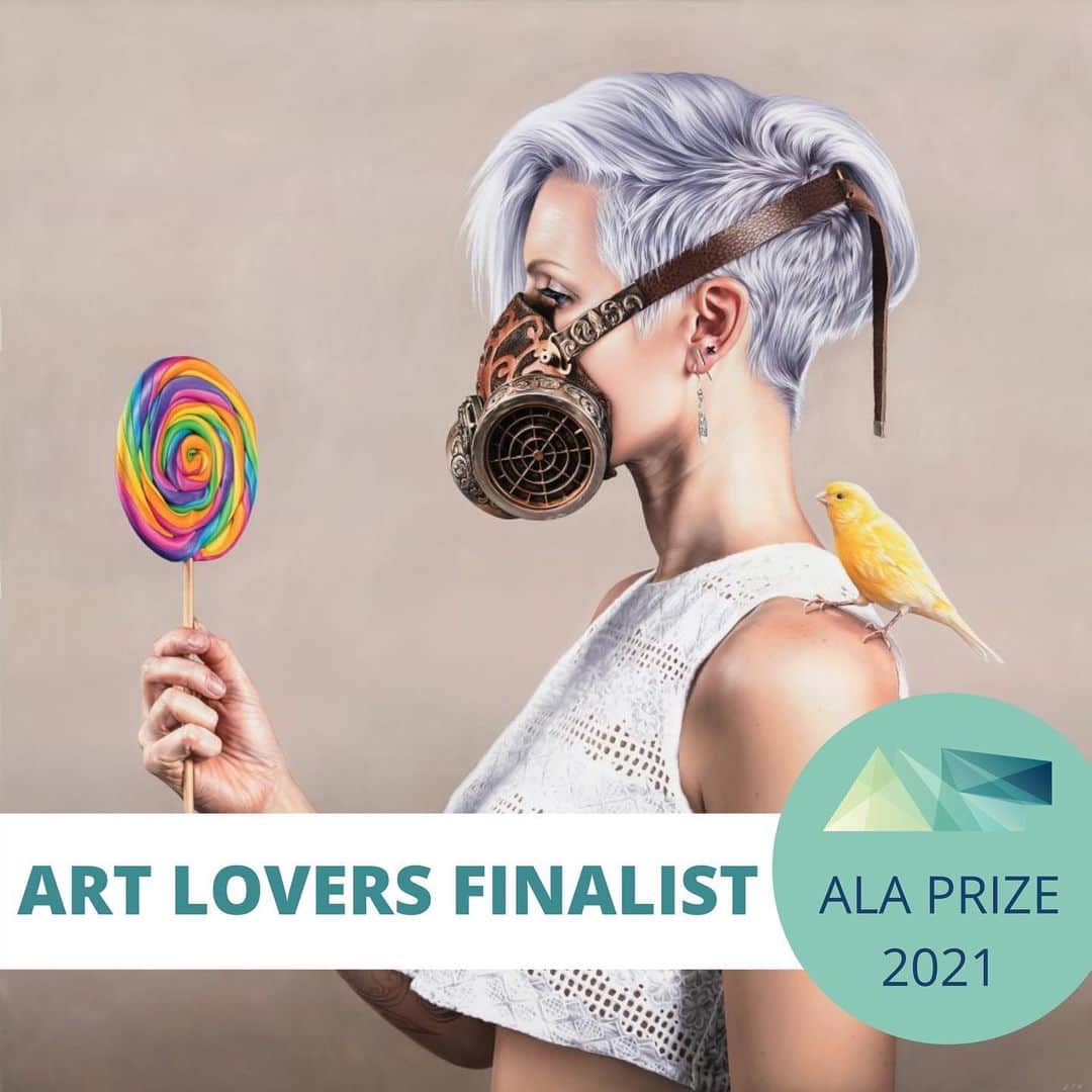 のインスタグラム：「So excited to have been selected as a finalist in the 2021 @artloversaustralia Art Prize!! 😁🙏🏼And amongst stunning company too 🥰. What’s extra cool is that you guys get to help decide the People’s Choice winner! :) Voting is now open (link in profile) and every voter goes in the draw for a $1000 art voucher. .  How to vote & enter:   - Select the 5 artworks you love  - At the bottom of the page enter your name and email to subscribe - Click the “Vote Now” button, your votes will be added and you will automatically be entered in the draw for the $1,000 art voucher - You can only enter once, so please take your time selecting the artworks you love. - Winners to be announced Sunday 7th February, 2021  #artloversaustraliaartprize2021 #ALAprize2021 #ALAfinalist #Artloversaustralia #Australianart #Australianartists #Art #Photography #Portraiture #Figurative #Peopleschoice #Arttofallinlovewith #oilpaint #selfportrait #portrait #realism #surrealism #superrealism #hyperrealism #photorealism #oilpainting #painting #gasmask #respirator #lollipop #canary #steampunk #artfido #artartistsartwork #beautifulbizzare」