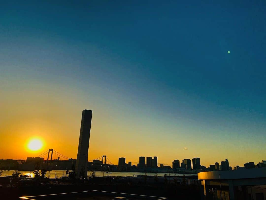 大越かず江さんのインスタグラム写真 - (大越かず江Instagram)「✨陽はまた昇る✨  Rainbow Bridgeにかかる夕陽は 格別に綺麗✨✨✨  こんな素敵な景色 ずっと眺めていたかったよ✨  皆んなに届けたい🎁💕 素敵な景色です🌉✨   素敵でしょう？！  ✨✨✨✨✨✨✨✨✨✨✨✨✨  ✨ The sun rises again ✨  The sunset over the Rainbow Bridge Exceptionally beautiful ✨ ✨ ✨  Such a wonderful view I always wanted to see it ✨  I want to deliver it to everyone 🎁💕 It's a nice view 🌉✨  Isn't it nice？！  ✨✨✨✨✨✨✨✨✨✨✨✨✨  #rainbowbridge #夕陽が好きな人と繋がりたい  #colormelt  #素敵な景色  #seaside」1月4日 15時48分 - bluemoonseasky