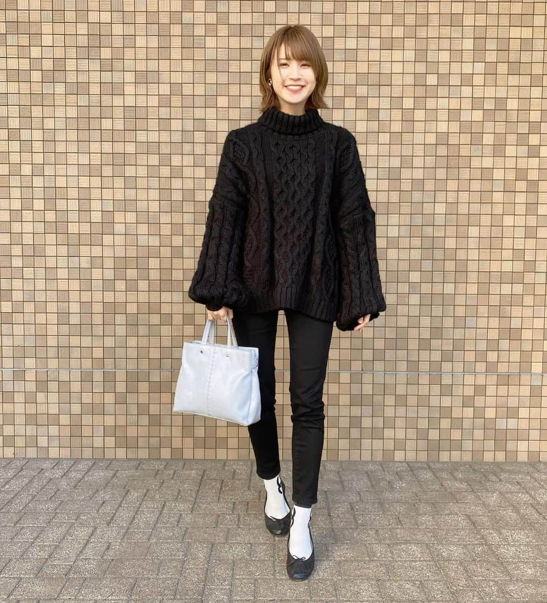 川島菜月さんのインスタグラム写真 - (川島菜月Instagram)「. . . 最近の洋服💁‍♀️ 今年はもう少しカラフルな洋服が 着られるといいなぁ‼︎ 楽天ルームに詳しく貼ってるよ🤍 . . . #ZARA #repetto #ママコーデ #2児のママ」1月4日 15時49分 - natsuki0624kia