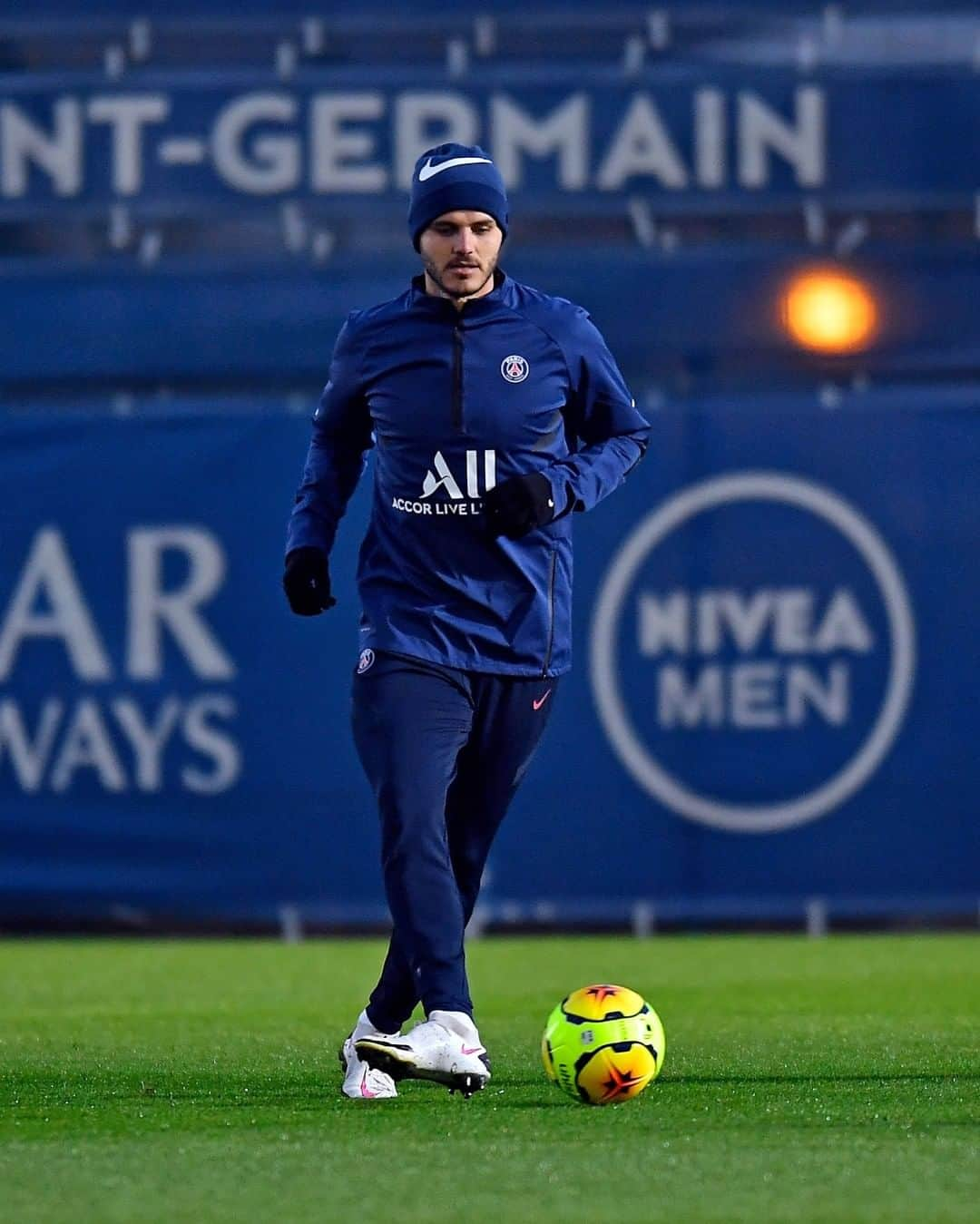 パリ・サンジェルマンFCさんのインスタグラム写真 - (パリ・サンジェルマンFCInstagram)「@mauroicardi backs on the field 💪 #MauroIcardi de retour sur le terrain 💪 . #WeAreParis #ICICESTPARIS #AllezParis #PSG #ParisSaintGermain #Paris #Football #Icardi #Argentina」1月4日 15時51分 - psg