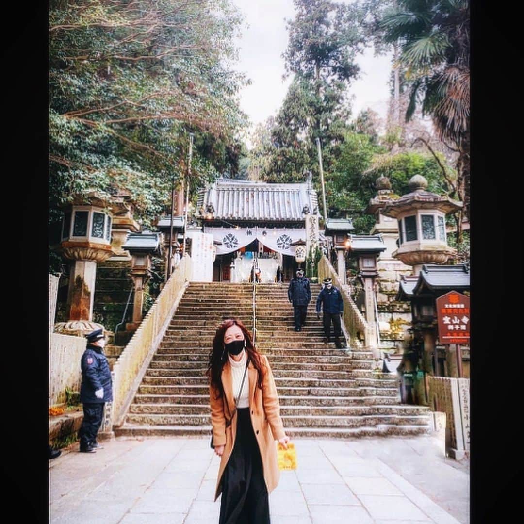 さきえのインスタグラム：「ここの参道がすき。  初感覚スタイルな年明け。 それでも 変わらず 笑顔の毎日を重ねていけますように。  今年も皆さま よろしくお願いいたします♡  #初詣 #初詣なんて何回したっていいの。#宝山寺 #参道 #奈良 #nara #あけましておめでとうございます #新年 #寺社仏閣 #屋台 #ベビーカステラ #令和2年 #生駒聖天 #空海 #photooftheday #小吉2回 #自我を控えめに。#thanks」