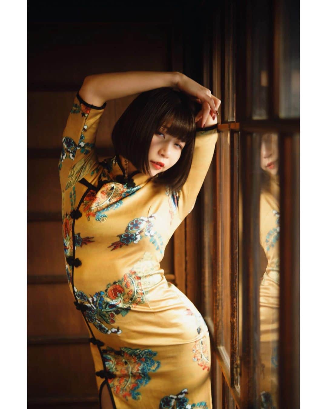 白波瀬ミキティ。のインスタグラム：「2021年もよろしくお願いします。 . . . . #グラビアモデル  #グラビアアイドル  #チャイナ服 #コスプレイヤー #古民家 #lightandshadow  #エモい写真  #chinadress  #photography  #portraitphotography #streetphotography #edscvr_moodjapantrip #visualsoflife #impressio_shots #good_portraits_worldxploretocrate #shootermag #pursuitofportraits #ootd #dscvr_mood #jp_portrait部 #東京カメラ部 #igersjp #ポートレート #被写体 #お洒落さんと繋がりたい #model #ポートレートモデル #写真好きな人と繋がりたい」