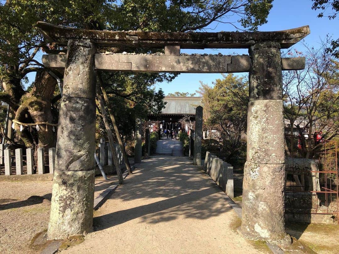 中島浩二さんのインスタグラム写真 - (中島浩二Instagram)「密にならない初詣だすーー😊  一社目は、佐賀の神崎という地名の由来にもなった櫛田宮。博多の櫛田神社の本宮。 ここ数年、毎年、初詣に行ってるだす。  二社目は、同じく佐賀の神崎にある仁比山神社。ここは山手にあって、凛とした空気が大好きだす。 また、社の裏手に金剛水ってのがあって。 清らかな水を頂いただす😊  そして三社目は、那珂川市の八龍神社。 福岡に帰る途中に寄った神社で、地域の神社って感じなんですが、これまた子供の時に遊んでた神社みたいで、良かっただすーー😊  初詣行ってない人に、お裾分けだす😊」1月4日 15時56分 - koji_nakajiii