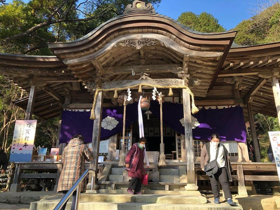 中島浩二さんのインスタグラム写真 - (中島浩二Instagram)「密にならない初詣だすーー😊  一社目は、佐賀の神崎という地名の由来にもなった櫛田宮。博多の櫛田神社の本宮。 ここ数年、毎年、初詣に行ってるだす。  二社目は、同じく佐賀の神崎にある仁比山神社。ここは山手にあって、凛とした空気が大好きだす。 また、社の裏手に金剛水ってのがあって。 清らかな水を頂いただす😊  そして三社目は、那珂川市の八龍神社。 福岡に帰る途中に寄った神社で、地域の神社って感じなんですが、これまた子供の時に遊んでた神社みたいで、良かっただすーー😊  初詣行ってない人に、お裾分けだす😊」1月4日 15時56分 - koji_nakajiii