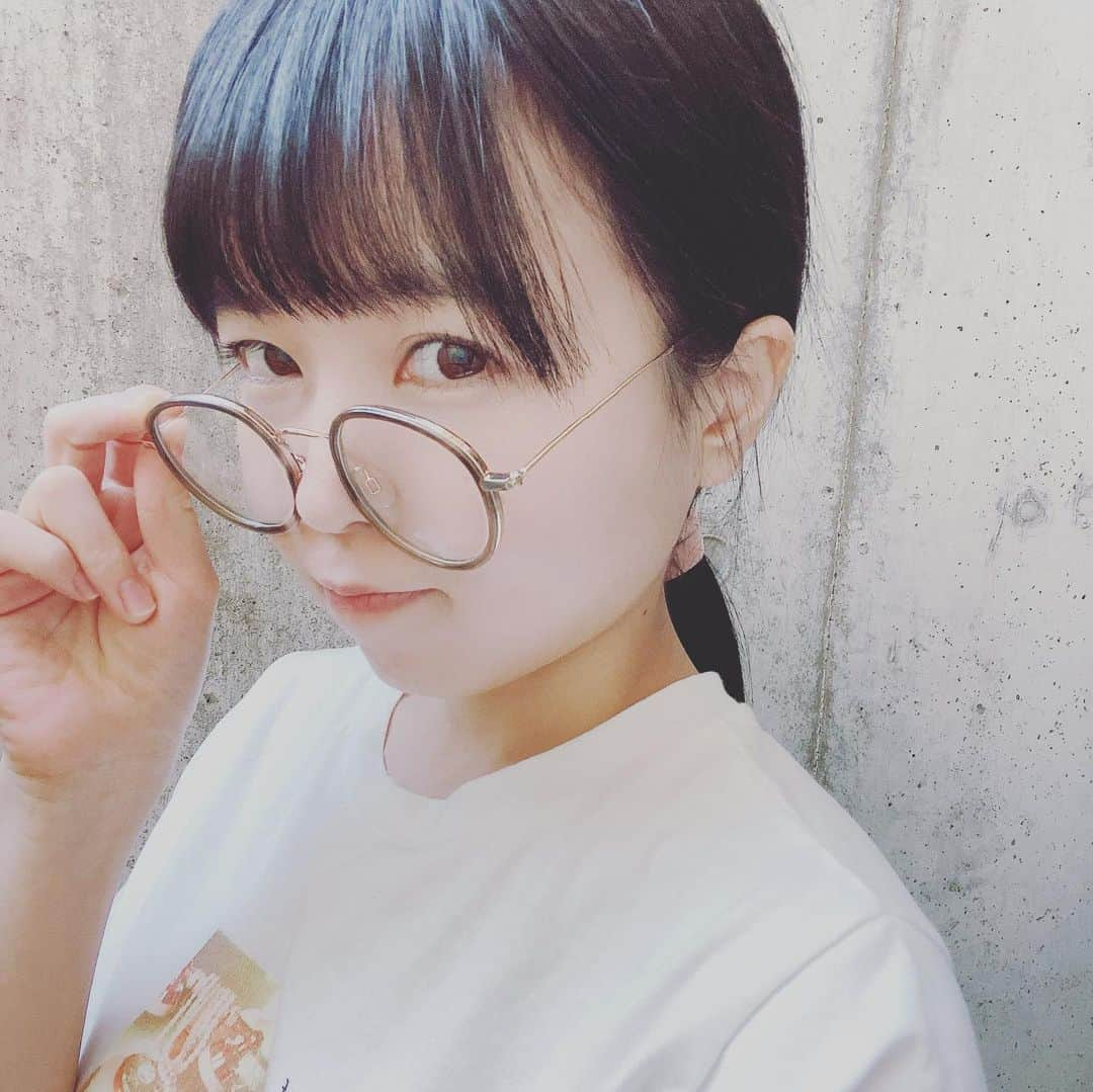 里咲りささんのインスタグラム写真 - (里咲りさInstagram)「弊社仕事始めです〜！！！ 社長、今年年初1億目指してがんばります！  今日は配信も撮影もないので事務作業モードです。半袖で外に出たら寒かったです☃️❄️  みんなはいかがお過ごしですか？ いい日になりますように！  #仕事始め　#めがね女子 #めがね　#社長　#年商1億 #起業家」1月4日 15時57分 - risasatosaki