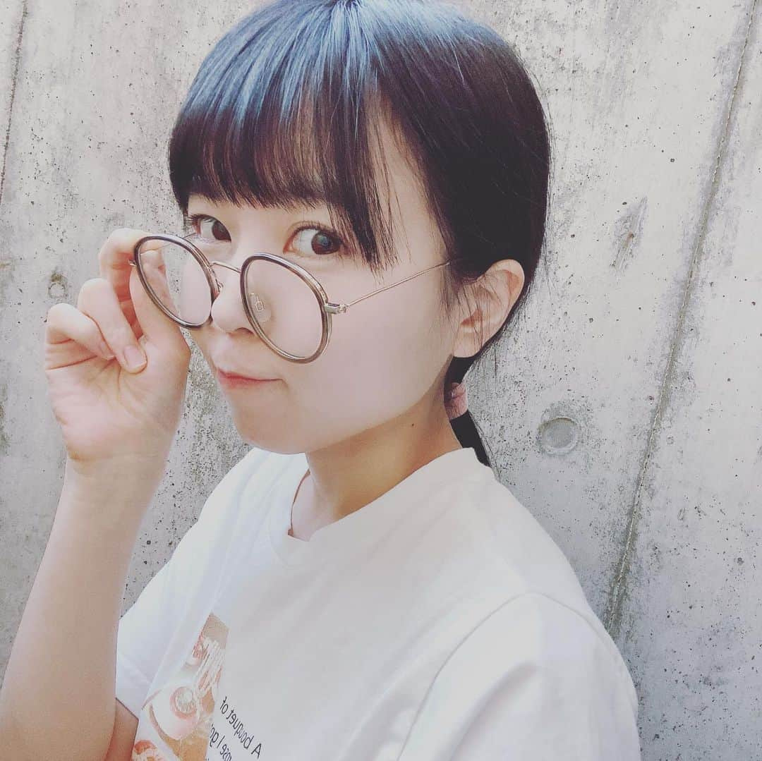 里咲りささんのインスタグラム写真 - (里咲りさInstagram)「弊社仕事始めです〜！！！ 社長、今年年初1億目指してがんばります！  今日は配信も撮影もないので事務作業モードです。半袖で外に出たら寒かったです☃️❄️  みんなはいかがお過ごしですか？ いい日になりますように！  #仕事始め　#めがね女子 #めがね　#社長　#年商1億 #起業家」1月4日 15時57分 - risasatosaki