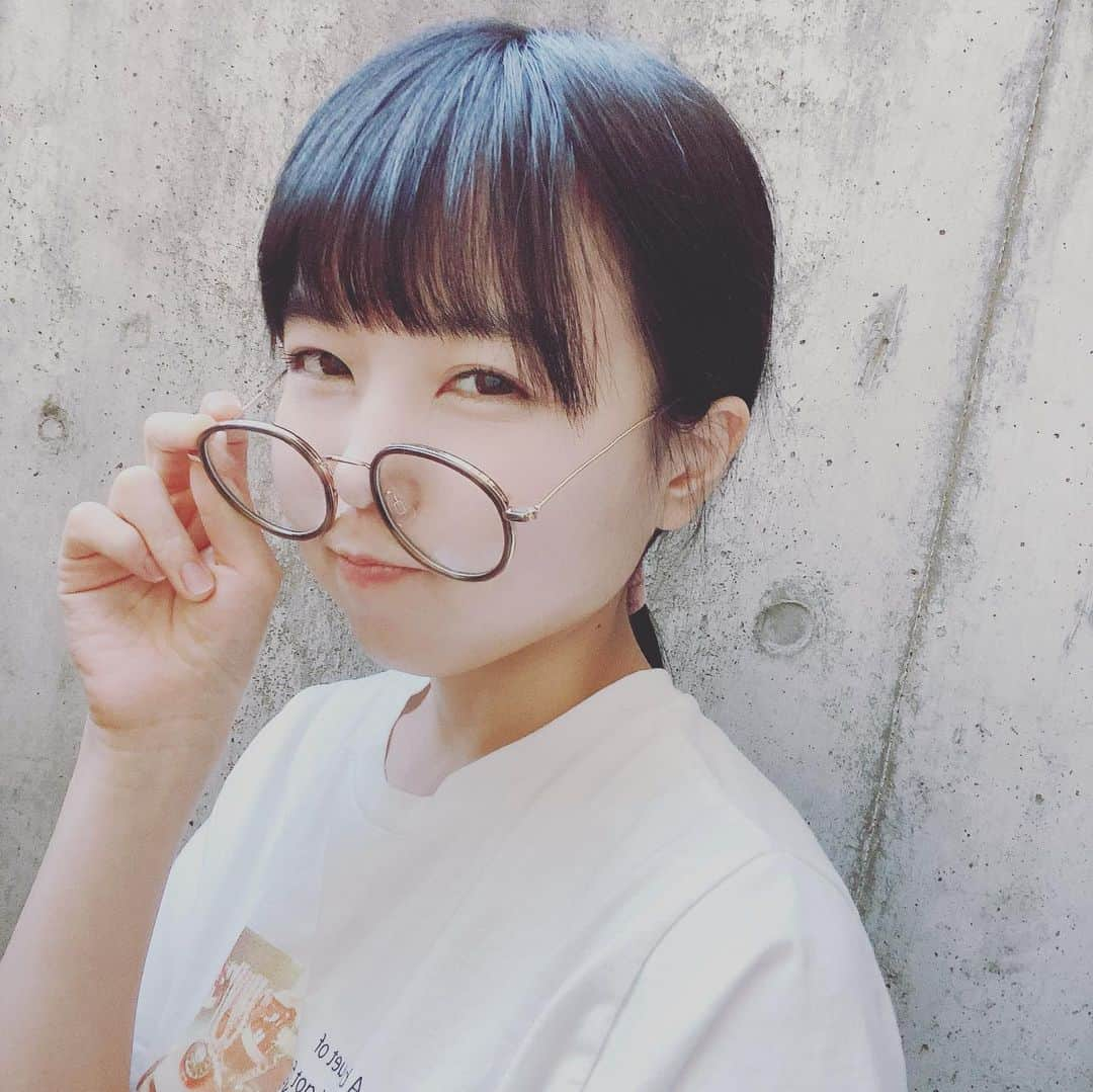 里咲りささんのインスタグラム写真 - (里咲りさInstagram)「弊社仕事始めです〜！！！ 社長、今年年初1億目指してがんばります！  今日は配信も撮影もないので事務作業モードです。半袖で外に出たら寒かったです☃️❄️  みんなはいかがお過ごしですか？ いい日になりますように！  #仕事始め　#めがね女子 #めがね　#社長　#年商1億 #起業家」1月4日 15時57分 - risasatosaki