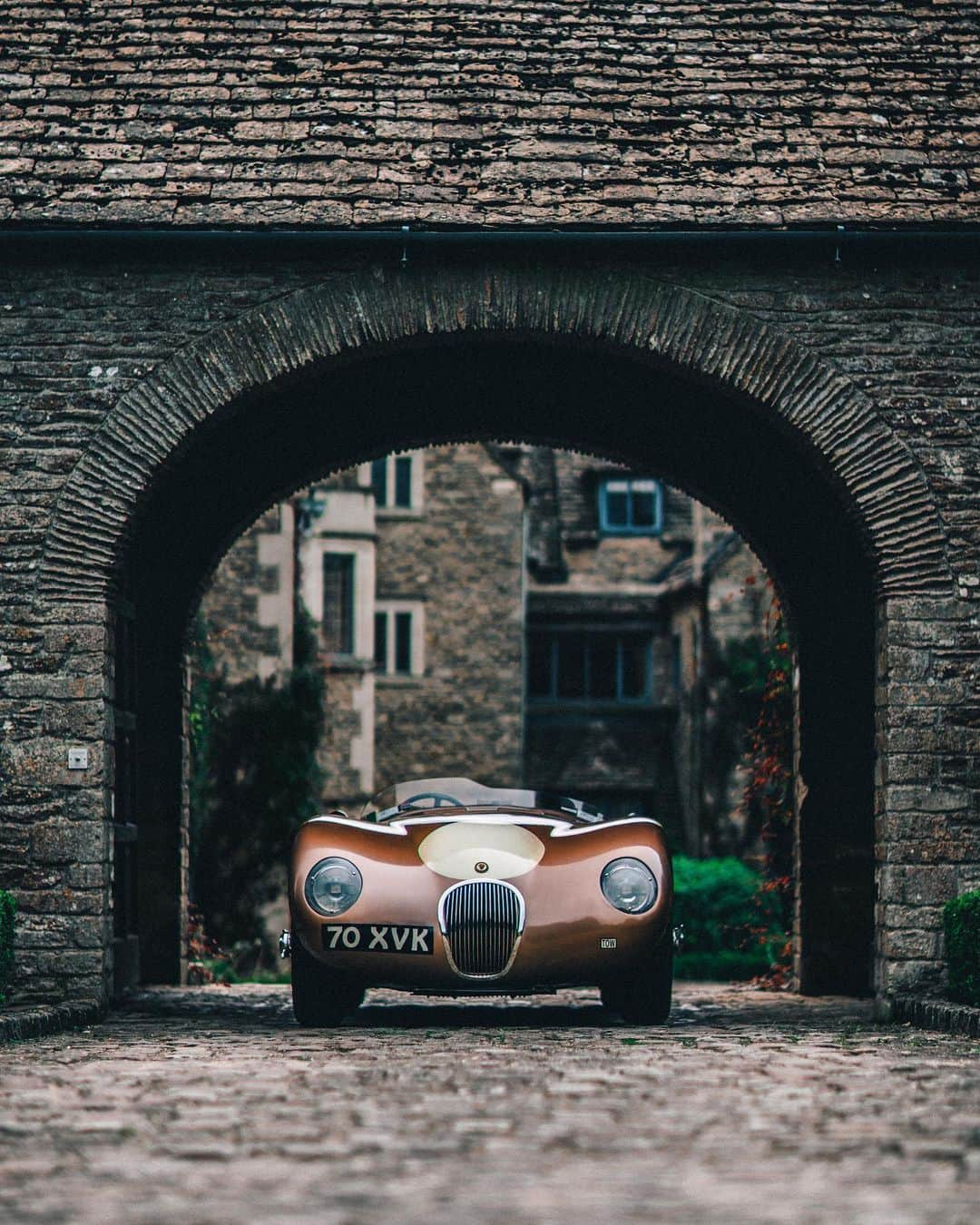 ジェンソン・バトンさんのインスタグラム写真 - (ジェンソン・バトンInstagram)「A little treat for classic car lovers. One of the most beautiful cars ever made, the C-type. The original owner of this car was none other than Juan Manuel Fangio. #ctype #classic 📸 @huck93」1月4日 15時59分 - jensonbutton