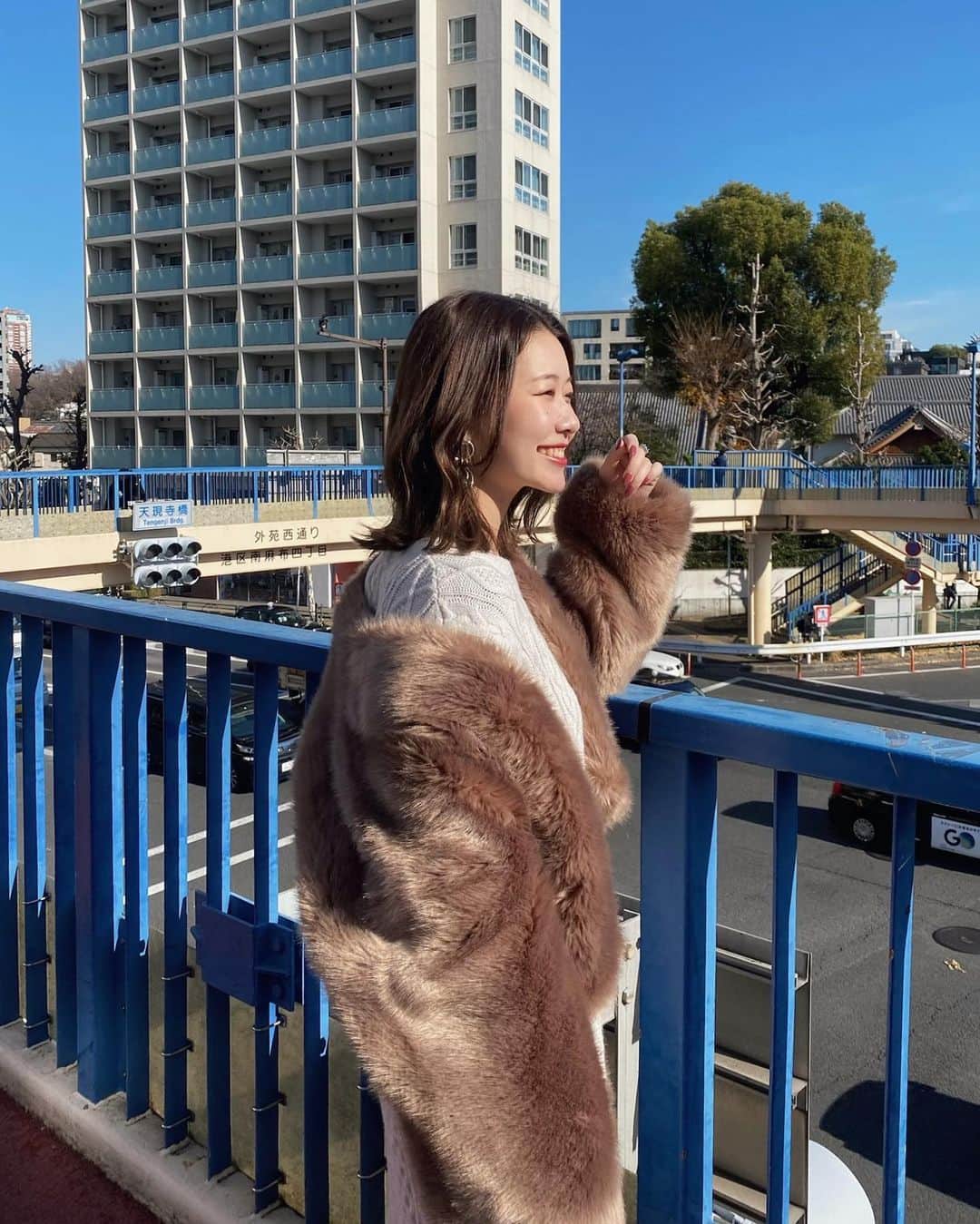 ikeda chizuruのインスタグラム：「今日から仕事始め🙏⛩🎍✨﻿ ﻿ Instagramをご覧の皆様、﻿ 本年もよろしくお願いします。﻿ ﻿ そんな今日からはどんどん﻿ 初売りの売筋を紹介して行くよ〜♡﻿ ﻿ まずは私のお気に入りコートを着た日の﻿ ニットワンピースをご紹介。﻿ ﻿ MERCURYDUOではもはや定番。﻿ ケーブルと布帛のドッキングワンピ◎﻿ ﻿ 1枚でコーデ完成してしまうし﻿ 透けないし生地が響かないから﻿ 中に厚手のインナー着込めるよ〜👌﻿ ﻿ 今約30%OFFで¥8,000＋(tax)だよ！﻿ セールのワンピースランキングに﻿ 入っていたので、気になる方はお早めに✔︎﻿ ﻿ ちなみにクーポン【MS_03842】﻿ 使えば更に10%OFFになるから﻿ ぜひ使ってね〜〜🌈🌈﻿ —————————————————﻿ コーデ詳細は @mercuryduo_chizuru ﻿ TOPのURLからチェックしてね✔」