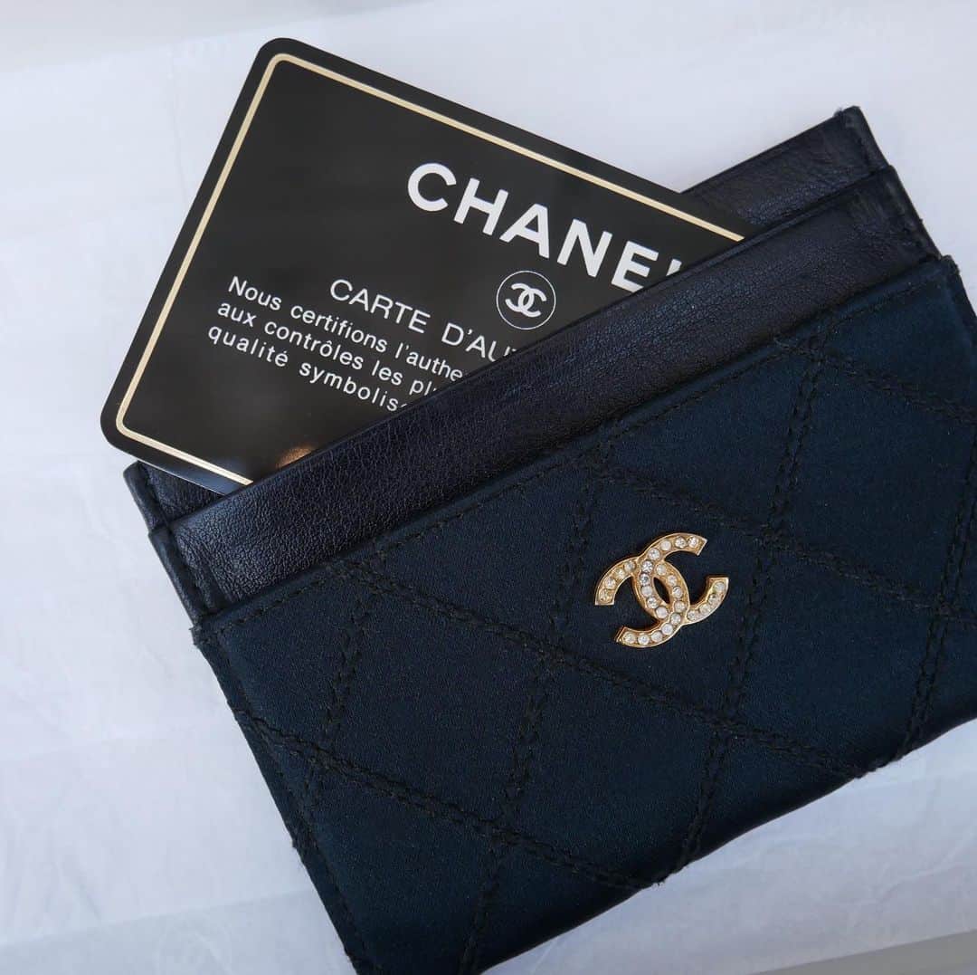 Vintage Brand Boutique AMOREさんのインスタグラム写真 - (Vintage Brand Boutique AMOREInstagram)「Vintage Chanel satin card case.  🛒On website search for AO31706  Free Shipping Worldwide 📩DM for more info and pricing  ➡️info@amorevintagetokyo.com  #vintagechanel #chanelcase #chanelcardholder #chanelcardcase #amorevintage」1月4日 16時08分 - amore_tokyo