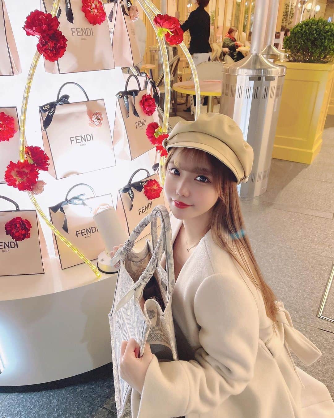のインスタグラム：「今年は素敵な一年になりますように*̣̩⋆̩ . . . #FENDI #FENDIカフェ #表参道 #アニヴェルセル表参道 #映えスポット #インスタ映え #名古屋 #錦 #salondegold #キャバクラ  #キャバ嬢 #クラブ #ラウンジ #自撮り #シャンパン #歌舞伎町 #六本木 #銀座 #北新地  #ミナミ #中洲 #すすきの #followforfollowback #いいね #followｍe #follow #かわいい #instalike #instagood #likesforlike」