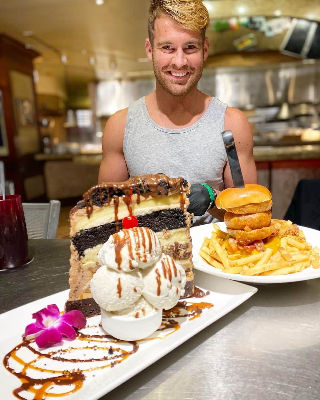 ライナ・ホワンさんのインスタグラム写真 - (ライナ・ホワンInstagram)「Would you take on a cake slice this huge? 👀 . . Find it at @hardrockcafe in Orlando and you get the meal for free if you finish it all in 30 minutes 😅 . . Watch the video here —> https://youtu.be/da2Fe3qJtLM」1月4日 16時20分 - rainaiscrazy