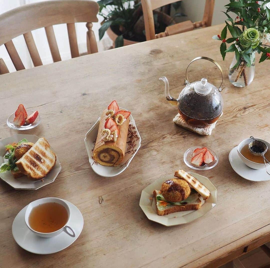 naomiのインスタグラム：「𓂃  今日のお昼ごはん コロッケサンドとチョコバナナロール  お正月休みは 箱根駅伝見て、感化されて走りに行って🏃🏻‍♂️🏃🏻‍♀️、食べて飲んで🍱🍻 あっという間に終わっちゃいました  学校は、予定通り始まるのかなってドキドキするけれど𓏲𓏲  今年も家族が心身ともに健康に過ごせるようサポートできれば良いな  前向きに過ごしたいですね🐄♡  _  #お昼ごパン　#コロッケサンド　#手作りおやつ　#安藤雅信　#安齋新厚子」