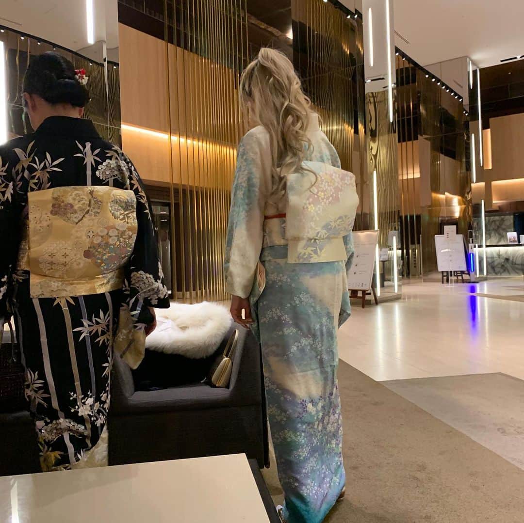 mirayさんのインスタグラム写真 - (mirayInstagram)「明けましておめでとうございます🎍 今年も宜しくお願いします☺️🙏  年末年始は大阪でした🌸 お気に入りだった振袖をカットしてこれからも着れるようにしてもらいました🧡👘🧡 帯も新調して早速家族dinner😍💕 お着物でフレンチって何かいいよね💛 帯の後ろの柄がちゃんと揃ってて着付けの先生が完璧だった‼️✨  叔母はもはや極妻🤣👏ww  パパがあまりにも嬉しそうな私を撮った瞬間w この手はどういう会話中なんだろう🥲w  また緊急事態宣言かぃ… 時短20時に何の意味があるのか。 けど前の緊急事態中に結婚が決まったりもしたので嫌な事ばかりではないと信じて笑って生きていこう🌈🌞  HAPPY NEW YEAR🌸 ハッピーな良い年になりますように🙏✨  #お正月　#happynewyear #振袖　#お着物 #osaka #dinner #family」1月4日 16時19分 - miray0705