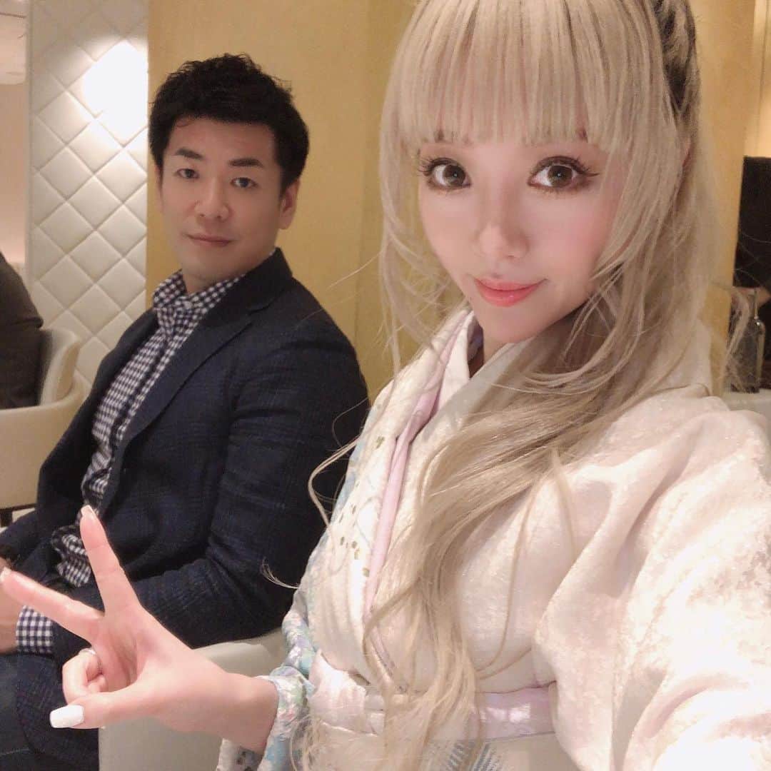 mirayさんのインスタグラム写真 - (mirayInstagram)「明けましておめでとうございます🎍 今年も宜しくお願いします☺️🙏  年末年始は大阪でした🌸 お気に入りだった振袖をカットしてこれからも着れるようにしてもらいました🧡👘🧡 帯も新調して早速家族dinner😍💕 お着物でフレンチって何かいいよね💛 帯の後ろの柄がちゃんと揃ってて着付けの先生が完璧だった‼️✨  叔母はもはや極妻🤣👏ww  パパがあまりにも嬉しそうな私を撮った瞬間w この手はどういう会話中なんだろう🥲w  また緊急事態宣言かぃ… 時短20時に何の意味があるのか。 けど前の緊急事態中に結婚が決まったりもしたので嫌な事ばかりではないと信じて笑って生きていこう🌈🌞  HAPPY NEW YEAR🌸 ハッピーな良い年になりますように🙏✨  #お正月　#happynewyear #振袖　#お着物 #osaka #dinner #family」1月4日 16時19分 - miray0705