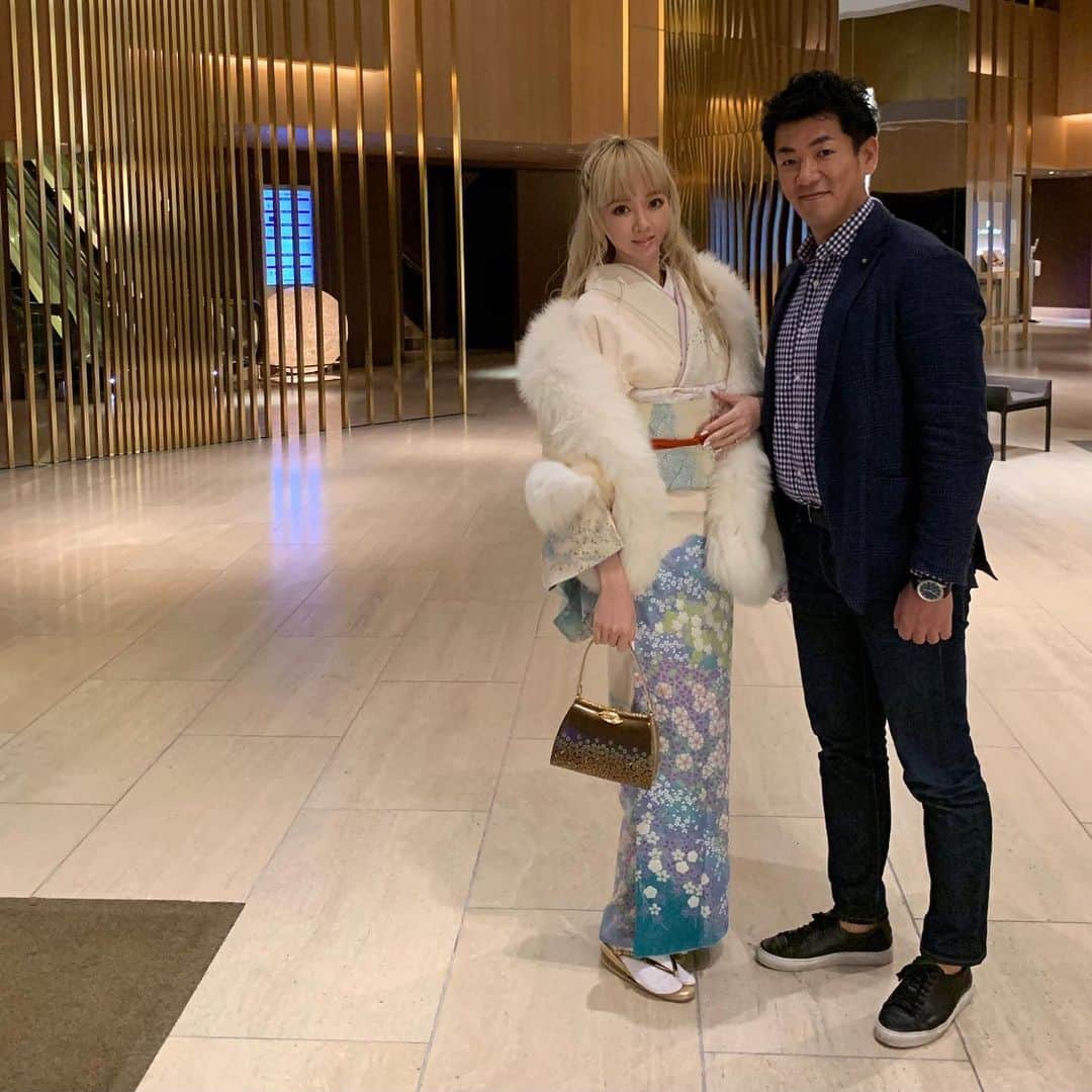 mirayさんのインスタグラム写真 - (mirayInstagram)「明けましておめでとうございます🎍 今年も宜しくお願いします☺️🙏  年末年始は大阪でした🌸 お気に入りだった振袖をカットしてこれからも着れるようにしてもらいました🧡👘🧡 帯も新調して早速家族dinner😍💕 お着物でフレンチって何かいいよね💛 帯の後ろの柄がちゃんと揃ってて着付けの先生が完璧だった‼️✨  叔母はもはや極妻🤣👏ww  パパがあまりにも嬉しそうな私を撮った瞬間w この手はどういう会話中なんだろう🥲w  また緊急事態宣言かぃ… 時短20時に何の意味があるのか。 けど前の緊急事態中に結婚が決まったりもしたので嫌な事ばかりではないと信じて笑って生きていこう🌈🌞  HAPPY NEW YEAR🌸 ハッピーな良い年になりますように🙏✨  #お正月　#happynewyear #振袖　#お着物 #osaka #dinner #family」1月4日 16時19分 - miray0705