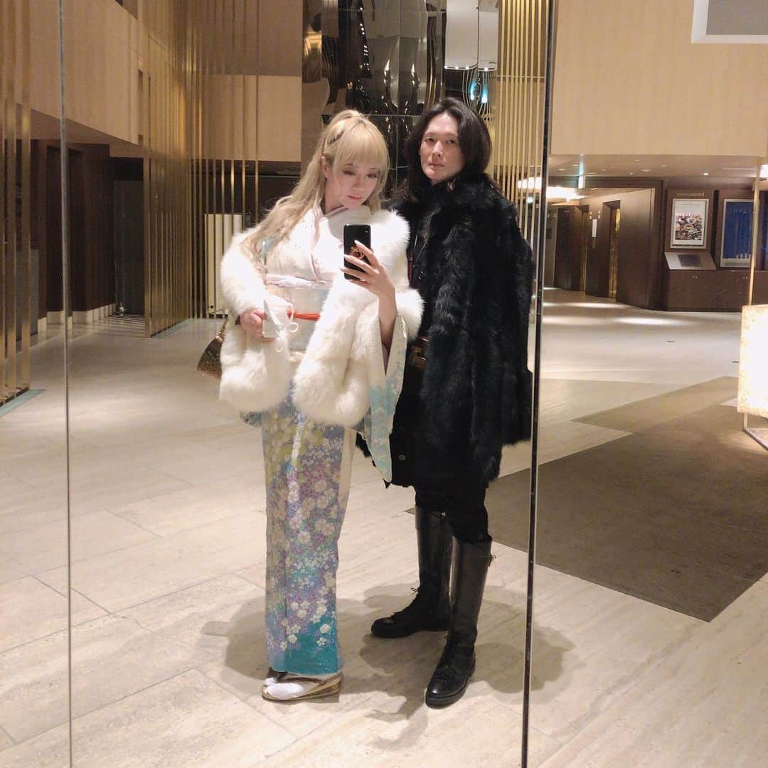 mirayさんのインスタグラム写真 - (mirayInstagram)「明けましておめでとうございます🎍 今年も宜しくお願いします☺️🙏  年末年始は大阪でした🌸 お気に入りだった振袖をカットしてこれからも着れるようにしてもらいました🧡👘🧡 帯も新調して早速家族dinner😍💕 お着物でフレンチって何かいいよね💛 帯の後ろの柄がちゃんと揃ってて着付けの先生が完璧だった‼️✨  叔母はもはや極妻🤣👏ww  パパがあまりにも嬉しそうな私を撮った瞬間w この手はどういう会話中なんだろう🥲w  また緊急事態宣言かぃ… 時短20時に何の意味があるのか。 けど前の緊急事態中に結婚が決まったりもしたので嫌な事ばかりではないと信じて笑って生きていこう🌈🌞  HAPPY NEW YEAR🌸 ハッピーな良い年になりますように🙏✨  #お正月　#happynewyear #振袖　#お着物 #osaka #dinner #family」1月4日 16時19分 - miray0705