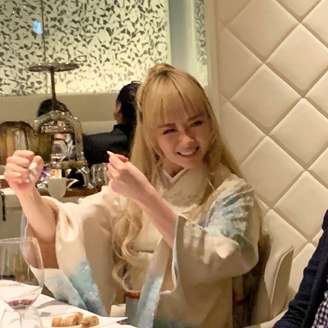 mirayさんのインスタグラム写真 - (mirayInstagram)「明けましておめでとうございます🎍 今年も宜しくお願いします☺️🙏  年末年始は大阪でした🌸 お気に入りだった振袖をカットしてこれからも着れるようにしてもらいました🧡👘🧡 帯も新調して早速家族dinner😍💕 お着物でフレンチって何かいいよね💛 帯の後ろの柄がちゃんと揃ってて着付けの先生が完璧だった‼️✨  叔母はもはや極妻🤣👏ww  パパがあまりにも嬉しそうな私を撮った瞬間w この手はどういう会話中なんだろう🥲w  また緊急事態宣言かぃ… 時短20時に何の意味があるのか。 けど前の緊急事態中に結婚が決まったりもしたので嫌な事ばかりではないと信じて笑って生きていこう🌈🌞  HAPPY NEW YEAR🌸 ハッピーな良い年になりますように🙏✨  #お正月　#happynewyear #振袖　#お着物 #osaka #dinner #family」1月4日 16時19分 - miray0705