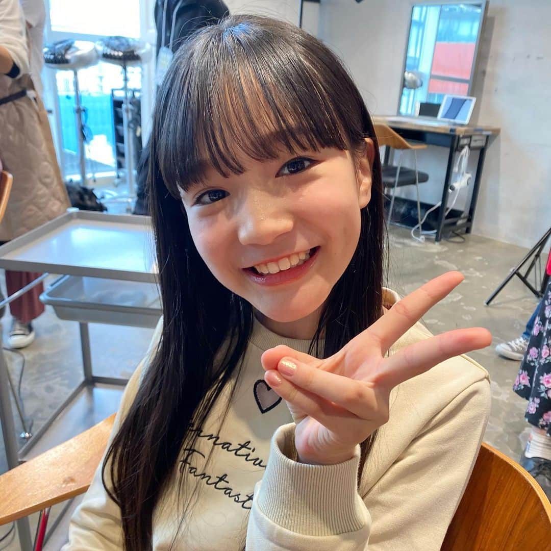 ニコ☆プチのインスタグラム：「♡♡♡ ・ 前髪をつくって テンション高めの サナ&メイ💇‍♀️💫 ・ ・ #ニコプチ #プチモ #ヘアカット #石原咲奈 #本多萌愛 @gardentokyo」