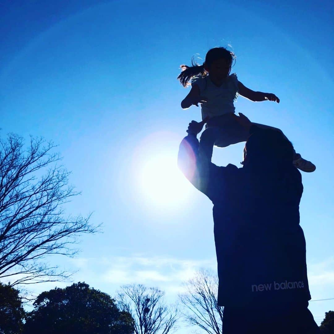 中川大志さんのインスタグラム写真 - (中川大志Instagram)「冬季休暇LASTDAYは家族で近所の公園へGO🏡🏃💨 天気が良くて最高だったぜ☝😝  冬季休暇、毎年旅行に行ってたけど今回はずっとお家だったわけですが…😫💦 子供達には少し可哀想だったかなと思うわけですよ…😫😢😩 でもたくさん夜更かしして、たくさんUNOして、たくさん家族みんなで遊んでパパは非常に楽しかったです🤩 みんなありがとう😭🙏🏻  来年はまた旅行行けるといいな✈️✨👫  明日から気合い入れて頑張ります👊😤🔥  #公園 #冬季休暇 #家族」1月4日 16時30分 - taishi_nakagawa