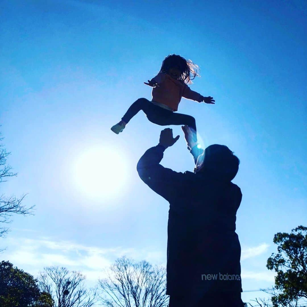 中川大志さんのインスタグラム写真 - (中川大志Instagram)「冬季休暇LASTDAYは家族で近所の公園へGO🏡🏃💨 天気が良くて最高だったぜ☝😝  冬季休暇、毎年旅行に行ってたけど今回はずっとお家だったわけですが…😫💦 子供達には少し可哀想だったかなと思うわけですよ…😫😢😩 でもたくさん夜更かしして、たくさんUNOして、たくさん家族みんなで遊んでパパは非常に楽しかったです🤩 みんなありがとう😭🙏🏻  来年はまた旅行行けるといいな✈️✨👫  明日から気合い入れて頑張ります👊😤🔥  #公園 #冬季休暇 #家族」1月4日 16時30分 - taishi_nakagawa