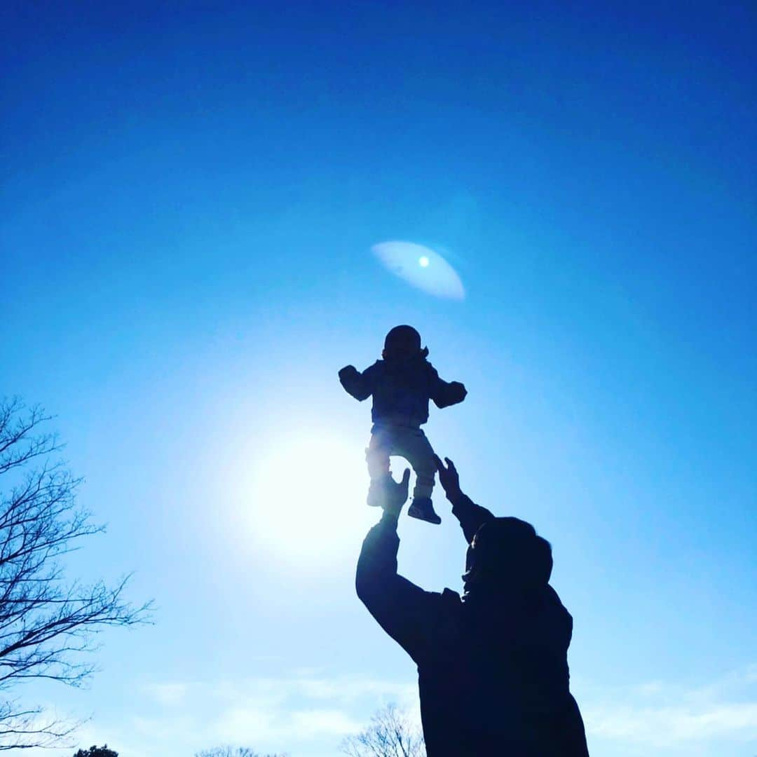 中川大志さんのインスタグラム写真 - (中川大志Instagram)「冬季休暇LASTDAYは家族で近所の公園へGO🏡🏃💨 天気が良くて最高だったぜ☝😝  冬季休暇、毎年旅行に行ってたけど今回はずっとお家だったわけですが…😫💦 子供達には少し可哀想だったかなと思うわけですよ…😫😢😩 でもたくさん夜更かしして、たくさんUNOして、たくさん家族みんなで遊んでパパは非常に楽しかったです🤩 みんなありがとう😭🙏🏻  来年はまた旅行行けるといいな✈️✨👫  明日から気合い入れて頑張ります👊😤🔥  #公園 #冬季休暇 #家族」1月4日 16時30分 - taishi_nakagawa