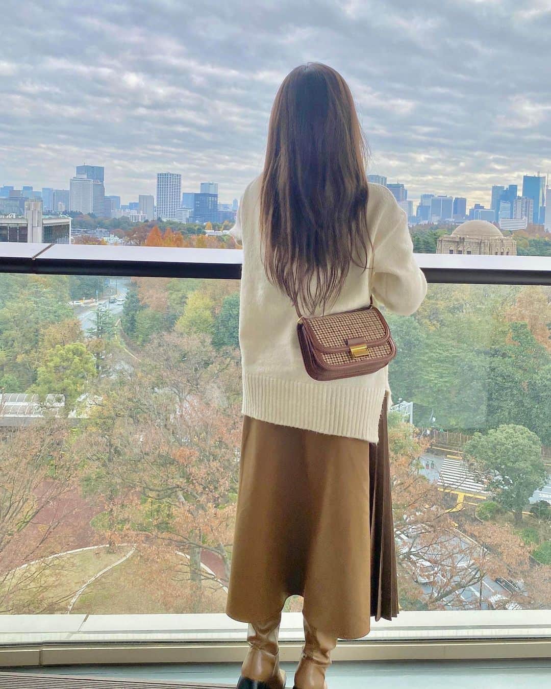 一木美里さんのインスタグラム写真 - (一木美里Instagram)「𝒕𝒐𝒌𝒚𝒐🍁🍃✨ @nugu__official  Day turtleneck knit  Check brown cross bag  #newyear2021#tokyo」1月4日 16時22分 - misato_ichiki