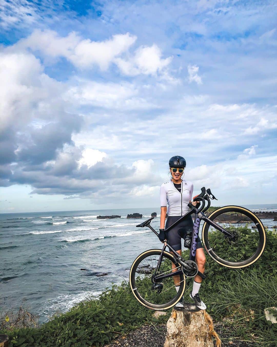 ルナ・マヤさんのインスタグラム写真 - (ルナ・マヤInstagram)「Easy ride with a view 😎 #bali #ride #cycling」1月4日 16時23分 - lunamaya