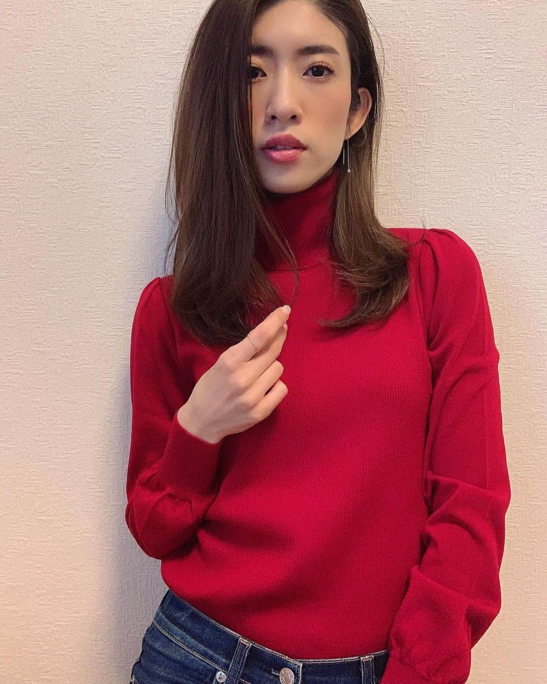 柳めぐみのインスタグラム：「. . ❤️❤️❤️ . 今日はプチ同窓会🙌 . #outfit #wardrobe  #大人スタイル #大人コーデ  #カジュアルコーデ #シンプルコーデ  #シンプルスタイル  #デニムスタイル #デニム大好き #シンプル大好き  #赤って何かと使える #赤タートル」