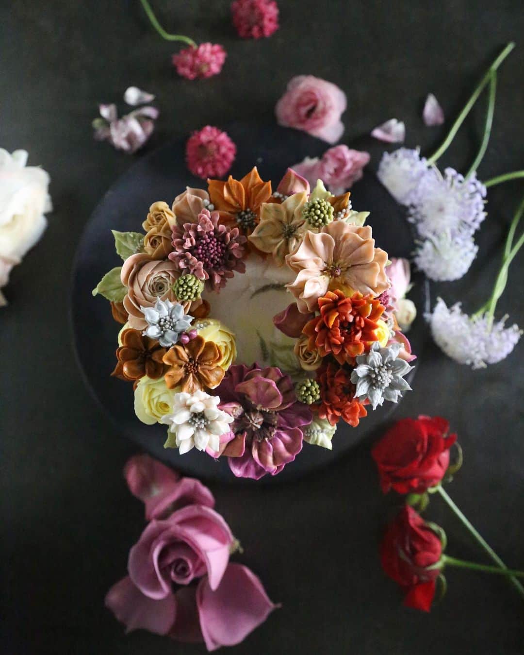 청담 수케이크 (atelier soo)さんのインスタグラム写真 - (청담 수케이크 (atelier soo)Instagram)「ㅡ Native soo Buttercream flower cake ⚜️ 세피아계열의색.땅(흙)의이미지가많이드러나야하기때문에갈색을사용하는것이중요포인트로사용한다.색을많이쓰고싶을때엔칼파이핑 ㅡ #flower #cake #flowercake #partycake #birthday #bouquet #buttercream #baking #wilton #weddingcake ㅡ www.soocake.com」1月4日 16時35分 - soocake_ully