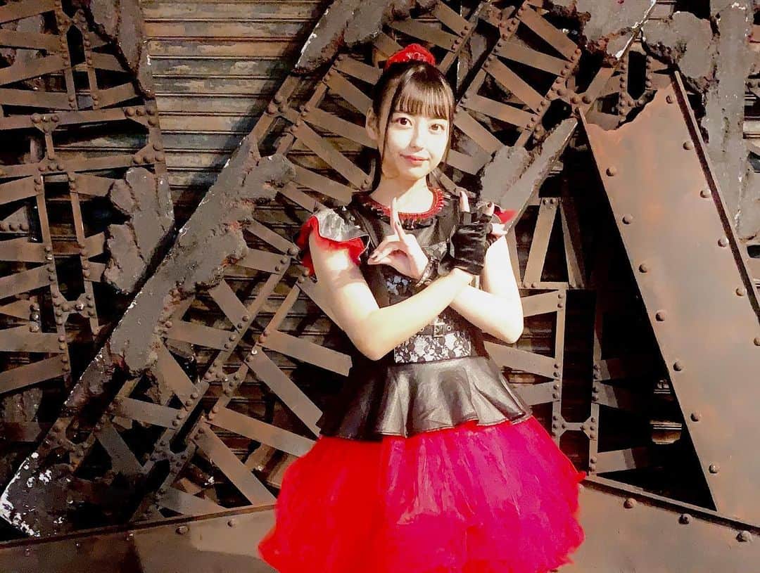 河合くるみのインスタグラム：「・ ・ KURUMETAL３曲目🎤 ・ BABYMETALさんの【イジメ、ダメ、ゼッタイ】 の踊ってみた動画がYouTubeにあっぷされました🤘🏻 ・ ・ BABYMETALさんが紅白歌合戦でパフォーマンスしていた楽曲です☺️ ・ ・ 毎回BABYMETALさんのPVやライブ映像、イメージに近い セットや編集でびっくり🥺 ・ ・ KURUMETALの撮影でカコイチ髪が短いので ポニーテールが大変でした🐴 いつもウィッグです👱🏻‍♀️ ・ ・ #BABYMETAL #KURUMETAL #踊ってみた #イジメダメゼッタイ #紅白歌合戦 #メタル #YouTube #followme #2021 #idol #metal #music #dance」