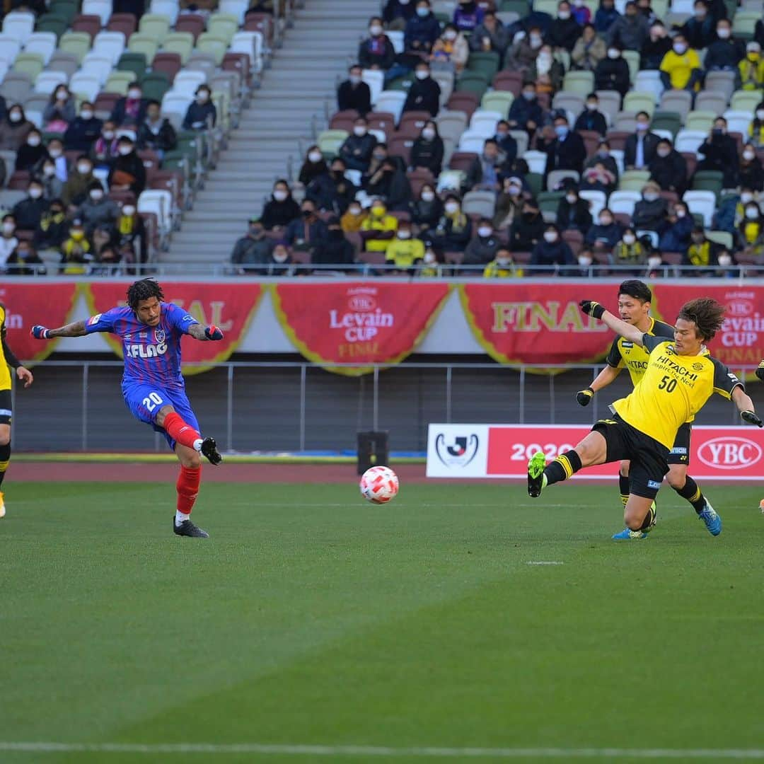 ゲキサカさんのインスタグラム写真 - (ゲキサカInstagram)「越年延期となった柏とのファイナルを制したFC東京、11年ぶり3度目のルヴァン杯制覇  #ルヴァン杯 #ルヴァンカップ #levaincup  #柏レイソル #FC東京 #決勝 #final #優勝 #🏆 #champion #soccer #football #サッカー #フットボール #⚽️ #gekisaka #ゲキサカ ©︎KokiNAGAHAMA」1月4日 16時46分 - gekisaka