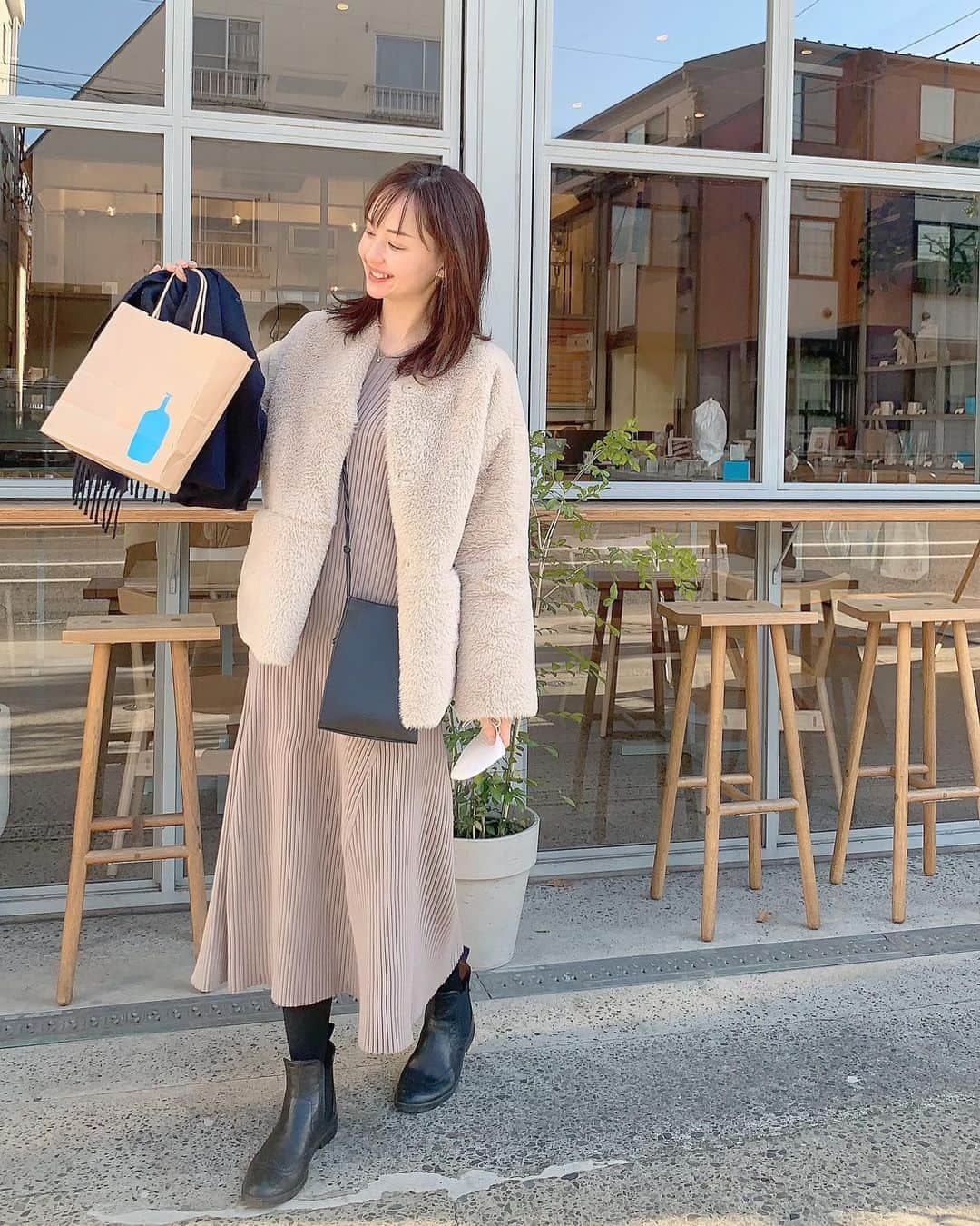 乙黒えりのインスタグラム：「コーヒー豆とラテを買いに〜！  @bluebottlejapan   #ワンピース　@milaowen_official  #coat @mienne.jp_official  #bag @soglia_official   #コーヒー豆#ラテ」