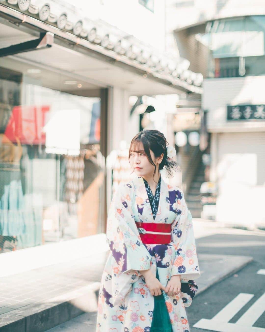 弘松菜摘さんのインスタグラム写真 - (弘松菜摘Instagram)「﻿ ﻿ ﻿ あけましておめでとうございます🎍⛩﻿ 昨年は大変お世話になりました！﻿ 今年も何卒よろしくお願い致します☺️✨﻿ ﻿ ﻿ 去年は、本当にいろんなことがあって﻿ バクステ外神田一丁目を卒業して﻿ 新しい世界に飛び込んで﻿ 卒業してからも色んなとこにお誘い頂いて…﻿ ﻿ 改めて周りに支えられているなあって﻿ 実感した年でした☺️💓﻿ ﻿ ﻿ 今年の目標は、﻿ たくさん笑う！﻿ そしてやりたいことをたくさんする！﻿ コロナが落ち着いたら﻿ 弾き語りライブしたいなあっていう﻿ 個人的な目標🎸﻿ ﻿ ﻿ 成長できる年になりますように👏👏﻿ ﻿ ﻿ 引き続きたくさん﻿ 仲良くしてください🥰✨﻿ ﻿ #新年 #着物 #鎌倉花のん」1月4日 16時40分 - choroo930