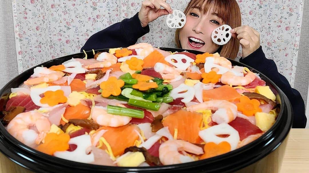 石関友梨のインスタグラム：「私の恋バナにみんなドン引きしてたね…w まだ氷山の一角だけど  これから先も 着いてこれるかしらww(≧∇≦)💦  沢山のご視聴＆沢山のスパチャ ありがとうございました💞  YouTubeで観てね🎀  #プロフィールからyoutube飛べます  #正月料理 #ちらし寿司 #大食い #デカ盛り #手作り #3,2kg」