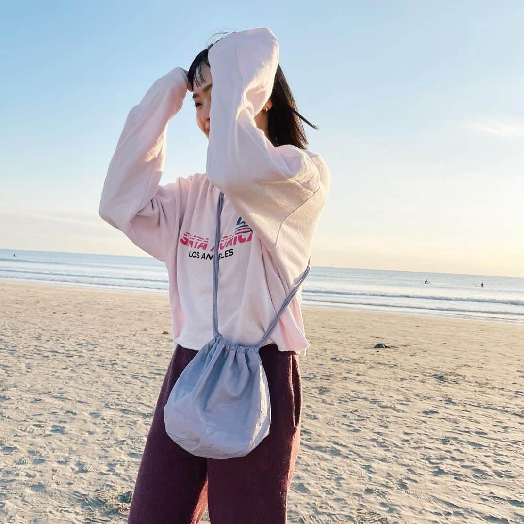 井村亜里香のインスタグラム：「あけましておめでとうございます♡ 今年は厄年だけど😈ワクワクする事が沢山💭 いい年になるように毎日部屋の掃除も 心がけたいと思います🧹✨ 皆さま今年もよろしくお願いいたします🤲 ・ #ahappynewyear#2021#kamakura #謹賀新年#新年#鎌倉#夕日」