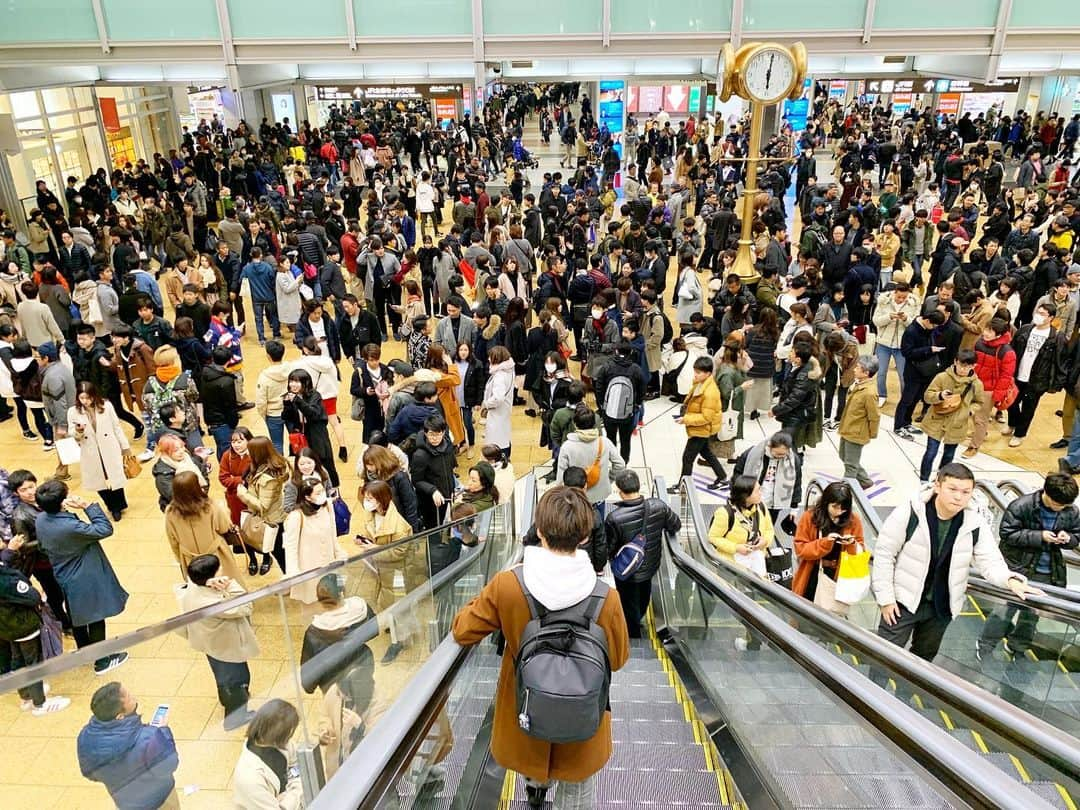 佐藤嘉洋さんのインスタグラム写真 - (佐藤嘉洋Instagram)「2020年1月3日の名古屋駅。略して名駅（めいえき）。  ようやく年賀状を作り始め、そのための写真整理を始めたら見つけた。  世の中変わってしまったね。  でも、必ず戻りますよ。  #2020年1月3日 #名古屋駅 #名駅 #金時計」1月4日 16時57分 - yoshihirosato1981