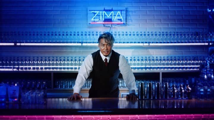 ZIMAのインスタグラム：「ローソン限定！ 新日本プロレス 棚橋弘至選手プロデュース 🍋ZIMA ハイフライレモン🍋ついに明日発売📣  23種がブレンドされたZIMAフレーバーをベースに 力強いレモンフレーバーでプロレスの力強さを表現💪  棚橋選手の得意技の名前を冠したこの缶、 パッケージデザインには、名言メーカーとして名高い 棚橋選手の名言が隠されています！ ぜひ探してみてくださいね！  さらに！ファンにはたまらない 新日本プロレスオリジナルグッズが 抽選で当たる🎁キャンペーンもローソンで実施予定！  ※ナチュラルローソン、ローソンストア100除く。店舗により取り扱いのない場合ございます。  ▼詳しくはプロフィールリンクからチェック！ @zima_japan  #ジーマ #zima #ハイフライレモン #レモン #新登場 #お酒 #お酒好き #新日本プロレス #プロレス #棚橋選手 #名言 #ローソン #キャンペーン #プレゼント #オリジナル商品」