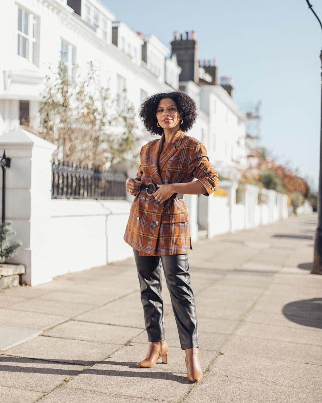 フレンチコネクションのインスタグラム：「New year, new blazer💜🧡(📷: @eleanorbarkes).  #FrenchConnection #MyFC」