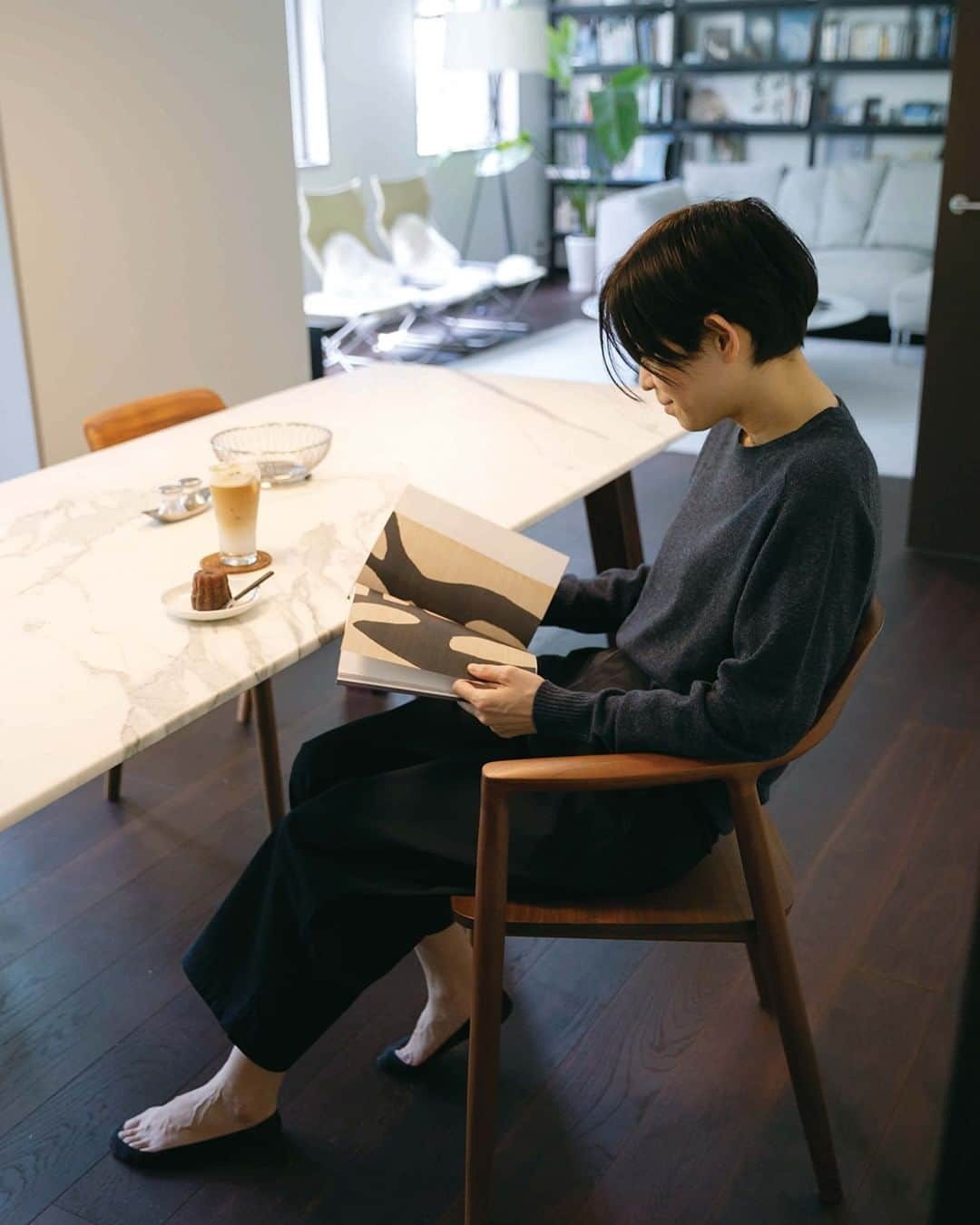 無印良品さんのインスタグラム写真 - (無印良品Instagram)「. 【MUJI wear】きごこち｜comfortable - 風合いの良いもの、やわらかいもの、からだにしっくりくるもの。 Something that has a good texture, soft, and comfortable to the body. - 暮らしの中で、その人がしぜんでいられる服、 そっと心地よく寄りそう、そんな服がMUJI wearです。  Clothes that allow people to be natural in their lives. MUJI wear is the kind of clothing that makes you feel comfortable. - #無印良品 #MUJI #MUJIwear #ふつう #normal」1月4日 17時00分 - muji_global