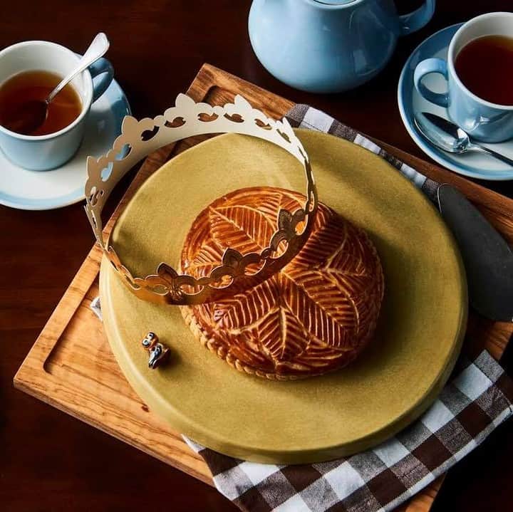 ISETAN PARK netさんのインスタグラム写真 - (ISETAN PARK netInstagram)「幸福のシンボル「フェーヴ」は誰の手に？ みんなで楽しむ新年のお祝い  フランスの新年のお祝いに欠かせない伝統菓子「ガレット・デ・ロワ」。 パイ生地の中に隠された「フェーヴ」が当たれば、王様となって祝福される…というフランスの新年の行事です。  かわいい「フェーヴ」とともに、サクサクっとしたパイ生地の食感が味わえる、さまざまなブランドのガレット・デ・ロワをお楽しみください。  特集ページは @isetan_shinjuku ストーリー「三越伊勢丹オンラインストア」またはこちら▼ https://www.mistore.jp/shopping/event/shinjuku_e/newyear_02_10  @isetan_gourmet #フェーヴ #ガレットデロワ #サクサク #フランス伝統菓子 #メゾンカイザー #エディアール #ルデタイユデュグルニエアパン #リチュエルルグランドブレ #ピエールエルメパリ #ジャンポールエヴァン #パティスリーサダハルアオキパリ #ノワドゥブール #ミシャラク #isetan #isetanshinjuku #イセタン #伊勢丹 #伊勢丹新宿 #伊勢丹新宿店 #デパ地下グルメ #伊勢丹グルメ #伊勢丹デパ地下 #伊勢丹デパ地下グルメ #伊勢丹デパ地下スイーツ」1月4日 17時00分 - isetan_shinjuku