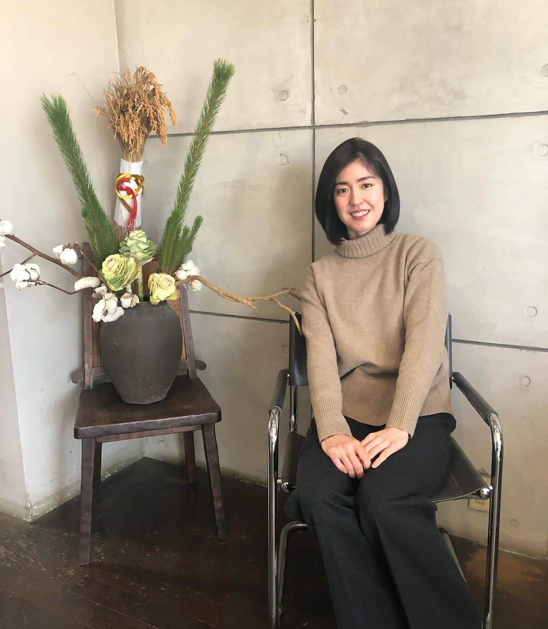 栗原文音のインスタグラム：「明けましておめでとうございます🎍  父の作ったお正月の飾り付けの隣でパシャリ📷✨笑 撮影者も父…👏✨笑  今年も自分にできる事を積極的に。 たくさんのことに挑戦し、 日々成長していけるよう頑張ります！！  今年もよろしくお願いいたします🙇‍♀️  #撮影者#父#飾り付けは父の手作り#正月太り#これは大変だ#顔がパンパン#2021#今年もよろしくお願いします」