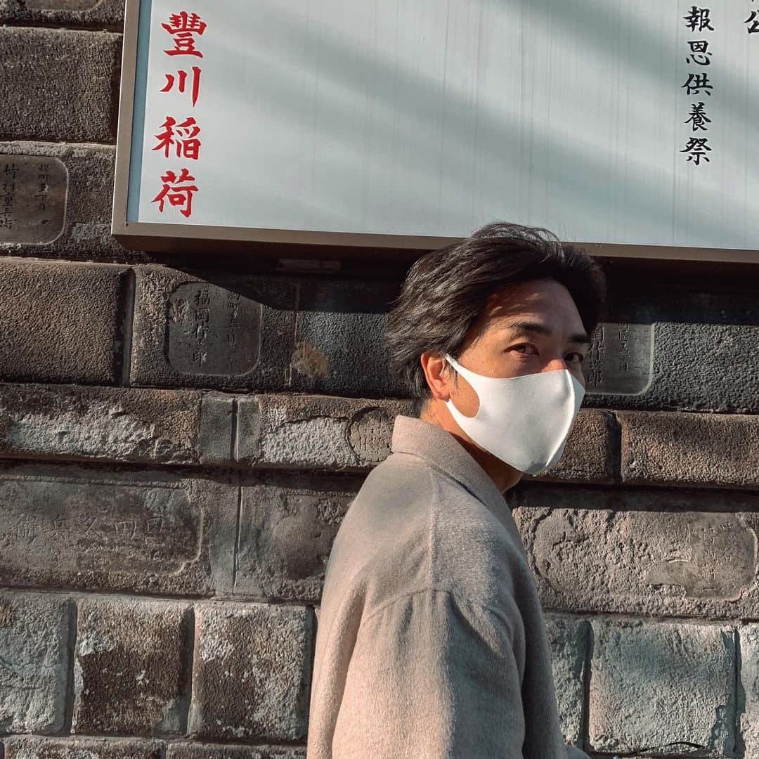 萩原章太のインスタグラム：「いつもは愛知帰省して行くんだけど今年は赤坂の豊川稲荷きたよ⛩ 人が　ぎゅうぎゅう　かなと思ったけど　そうでもなかったよ(丑年だけに)🐄 もー　みんなはお参りいったかな(丑年だけに)🐄 今年も笑顔いっぱいで頑張っていきましょう！ #豊川稲荷#赤坂#2021#丑年#年男#愛知#豊川」