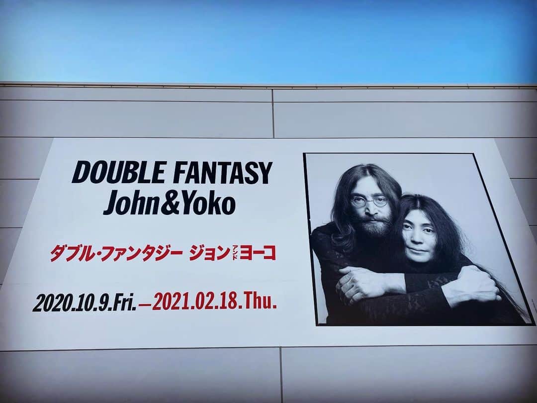 浅田信一のインスタグラム：「DOUBLE FANTASY John & Yokoのタイトル通りジョンとヨーコのそれぞれの活動にスポットライトをあてた展示展開。そこが以前のジョンレノンミュージアムとは違うところかな。あらためて小野洋子さんの足跡が辿れて良かったです。  2枚目の写真は今回一番胸に響いたもの。  そして物販の魔力に惹かれてまんまと...😂  2月18日まで開催とのことです。 今夜は「ヨーコの心」でも聴こうか。」