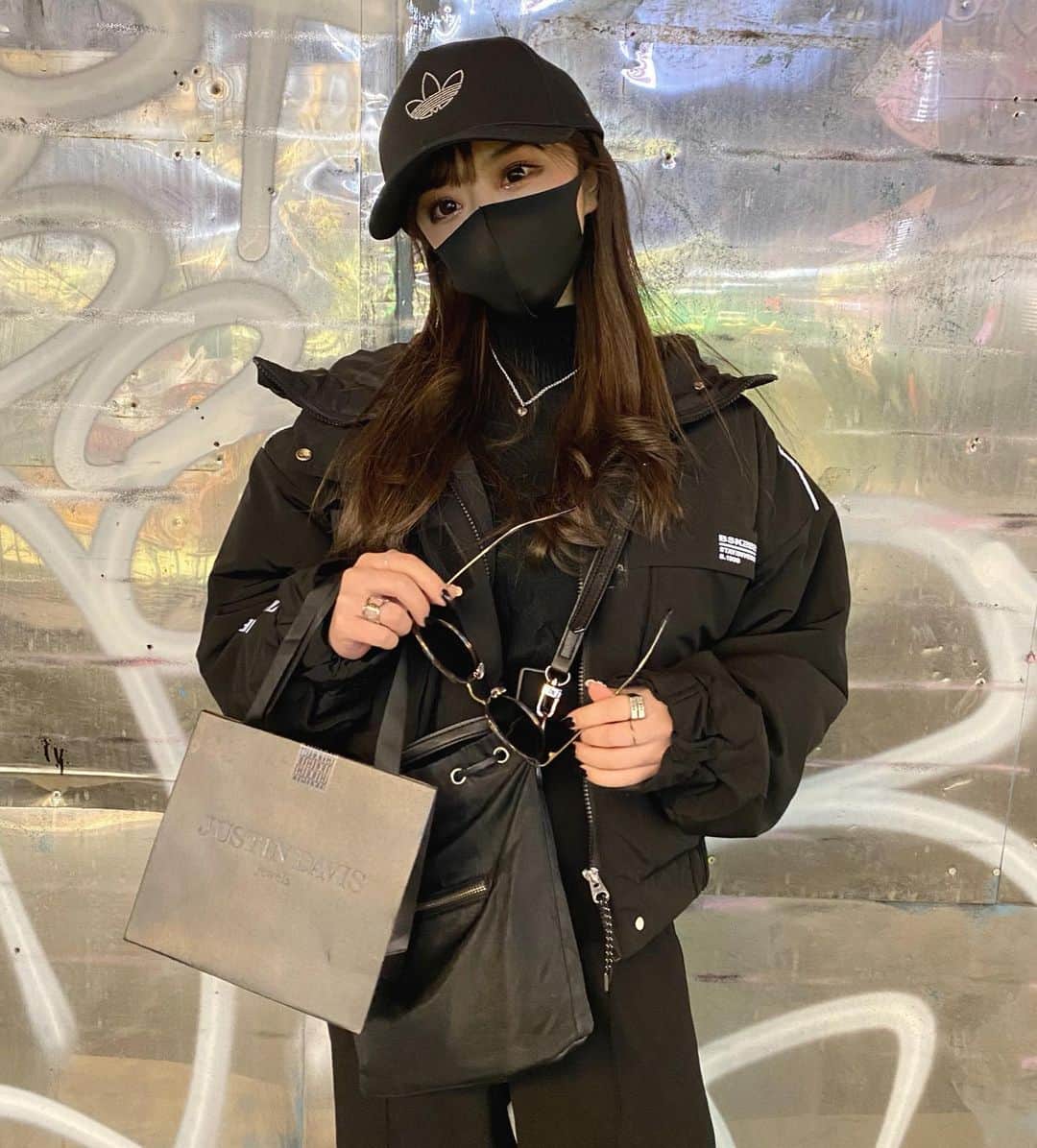 おもてちゃんのインスタグラム：「. 🖤🕷🦓🎹」