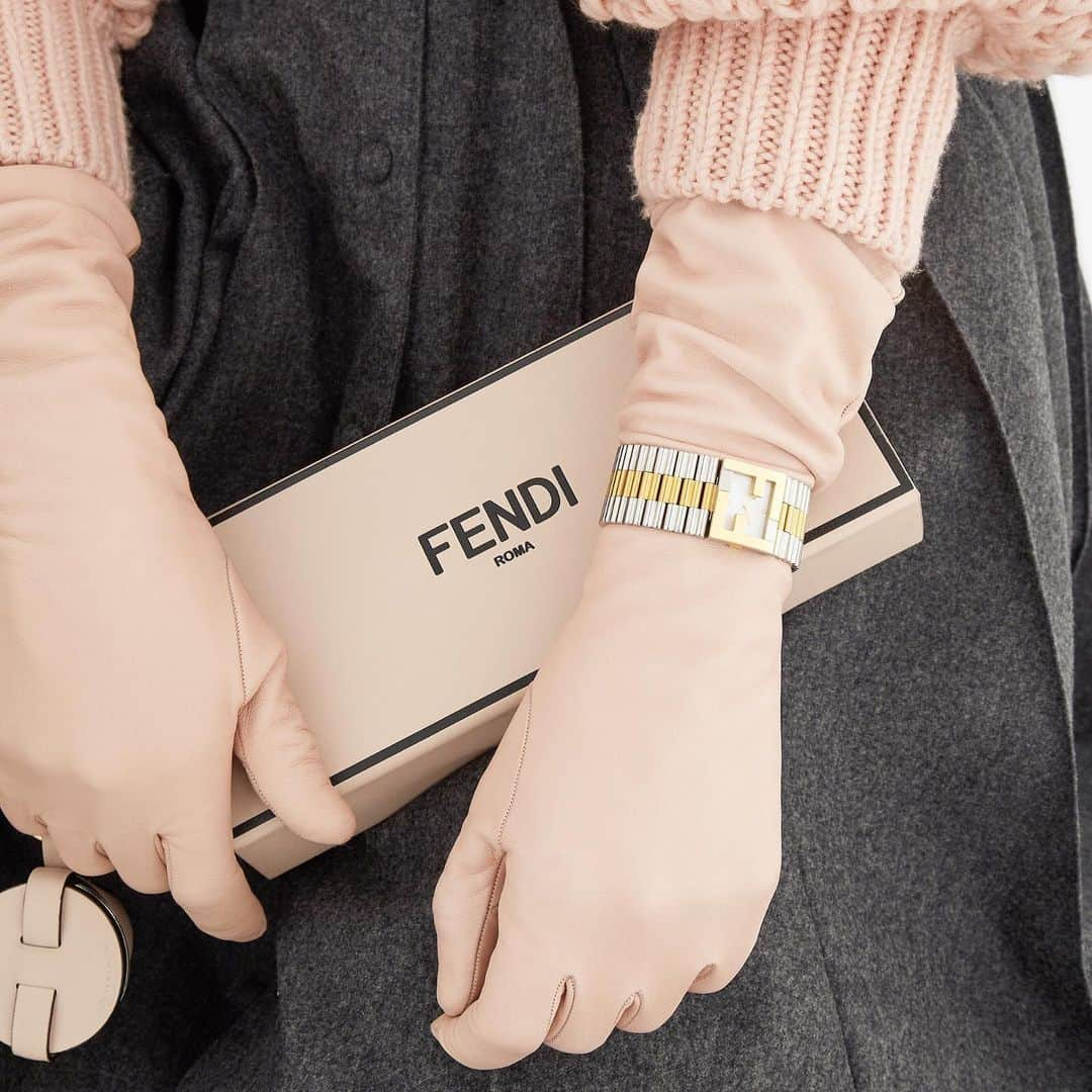 Fendiさんのインスタグラム写真 - (FendiInstagram)「The ultimate object of desire, designed with fearless, modern women in mind. Take a closer look at the season’s signature #Fendi accessory shapes and finishes through the link in bio. #FendiFW20 #FendiTimepieces」1月4日 22時28分 - fendi